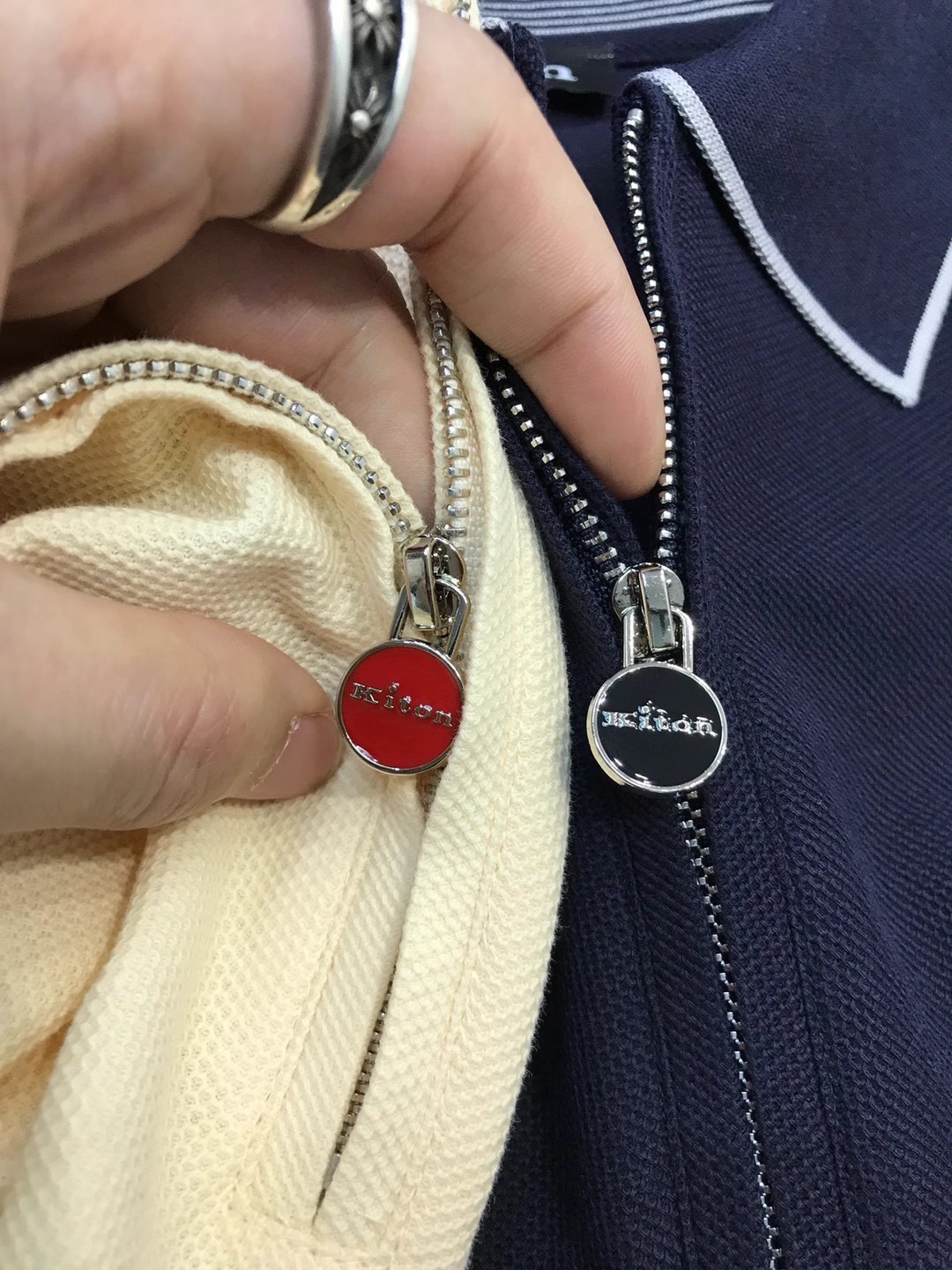 Поло мужское в стиле Kiton молочного цвета с коротким рукавом