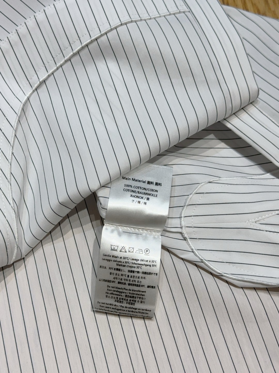 Рубашка женская Ports 1961 Striped Ruffle Detail Button-Up белого цвета в тонкую голубую полоску с оборками