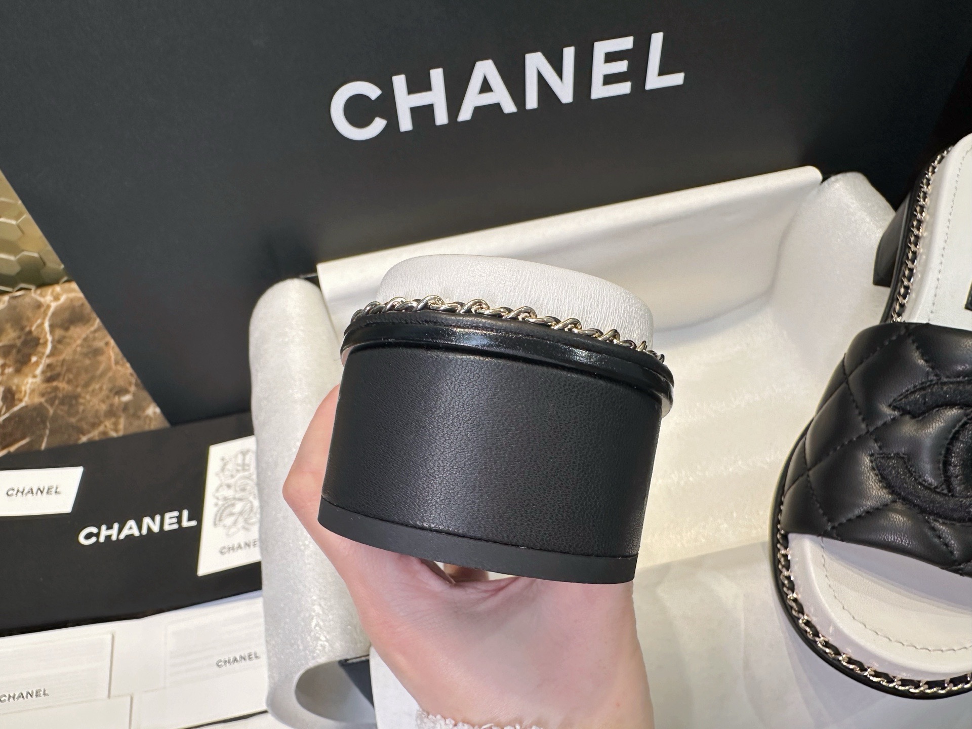 Мюли женские в стиле Chanel 25P чёрно-белого цвета