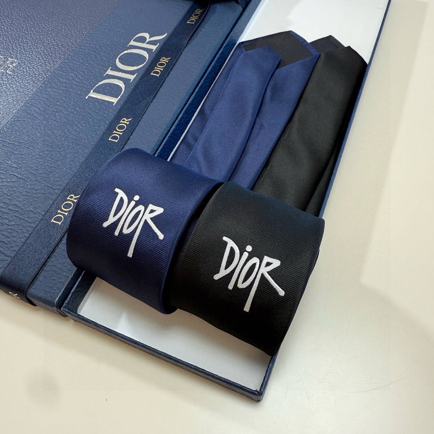 Галстук мужской в стиле Dior чёрного цвета с вышивкой логотипа