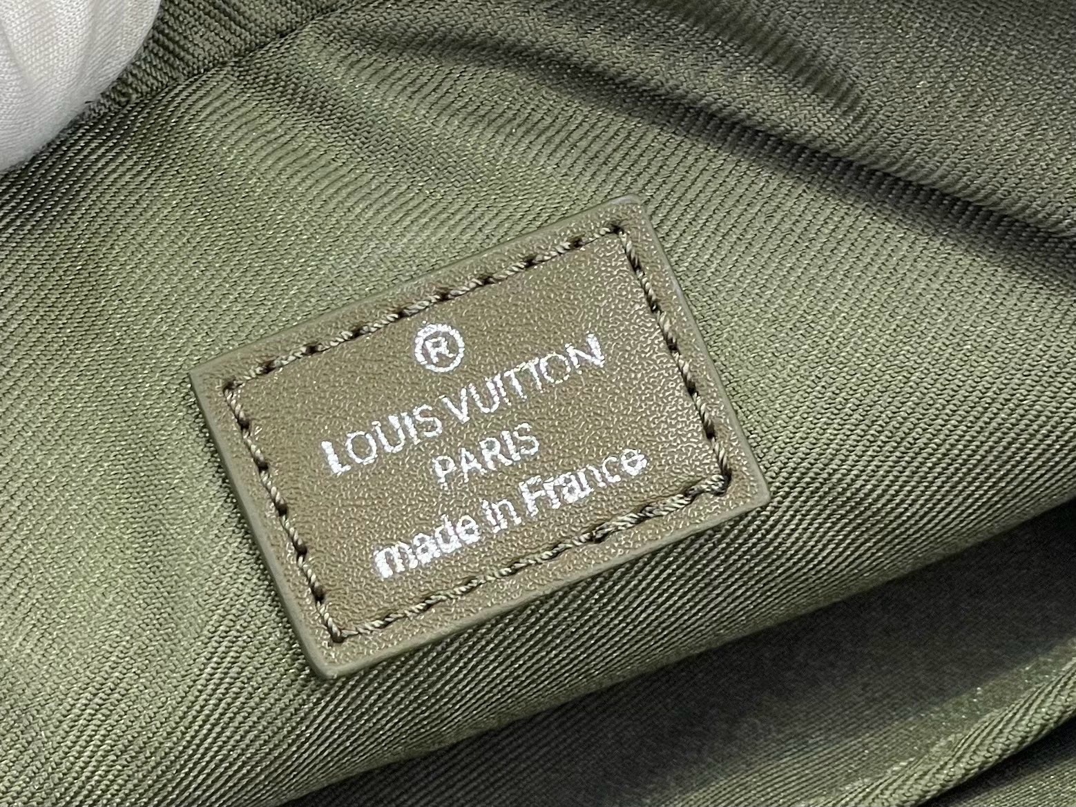 Сумка мужская Louis Vuitton Trio из канвы и кожи чёрно-зелёного цвета
