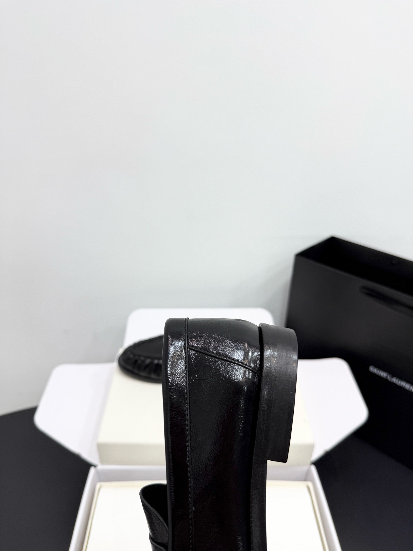 Лоферы женские в стиле Saint Laurent Le Loafer черного цвета