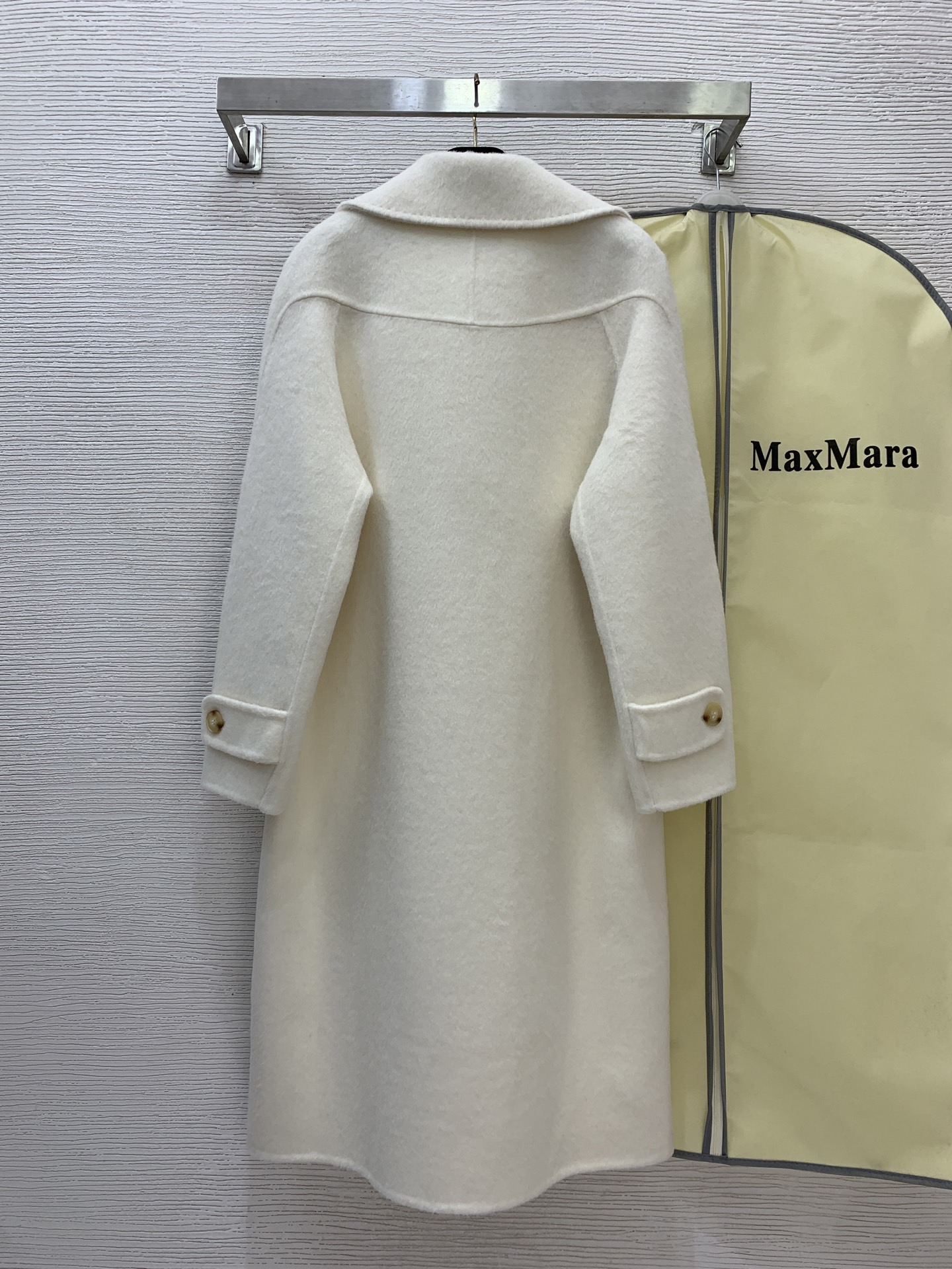 Пальто женское в стиле Max Mara молочного цвета с поясом