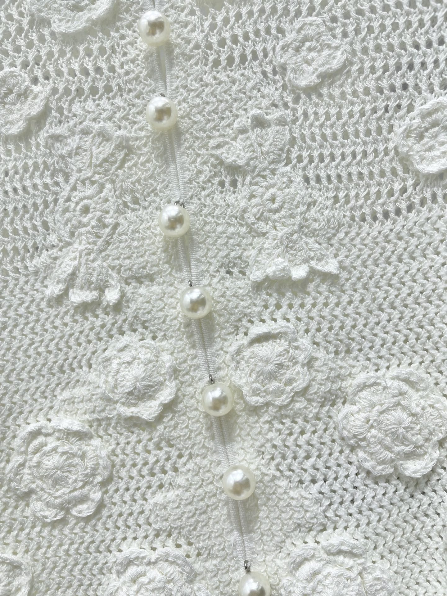 Топ женский в стиле Self-Portrait белого цвета с объёмным цветочным декором и жемчужными пуговицами