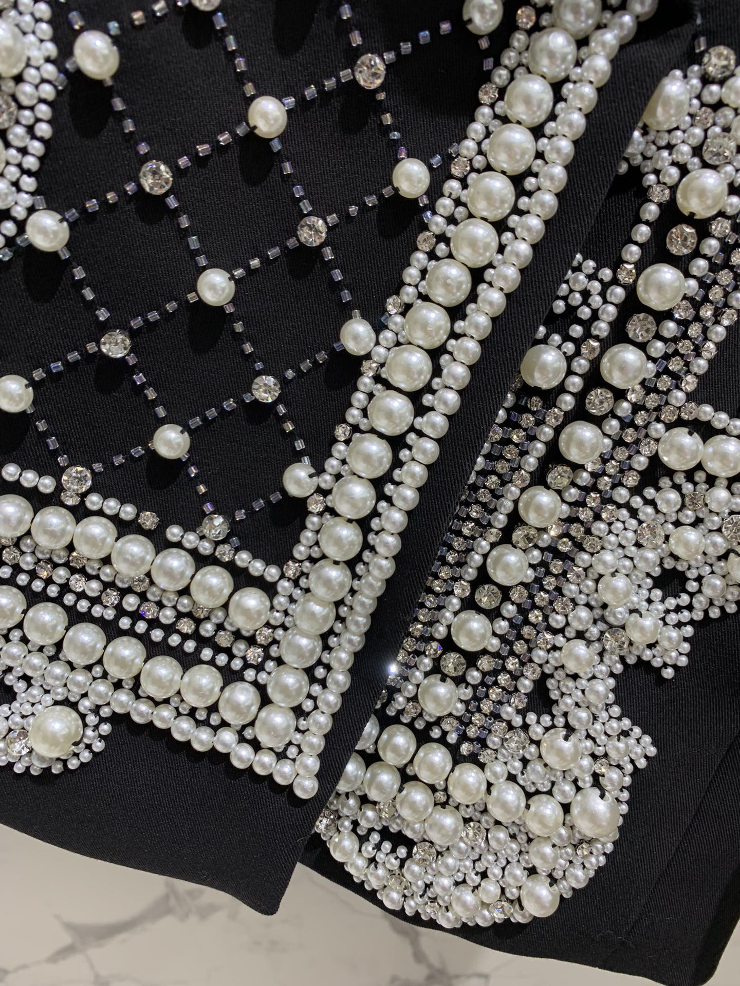 Жакет женский в стиле Balmain из плотной костюмной ткани чёрного цвета с ручной жемчужной вышивкой