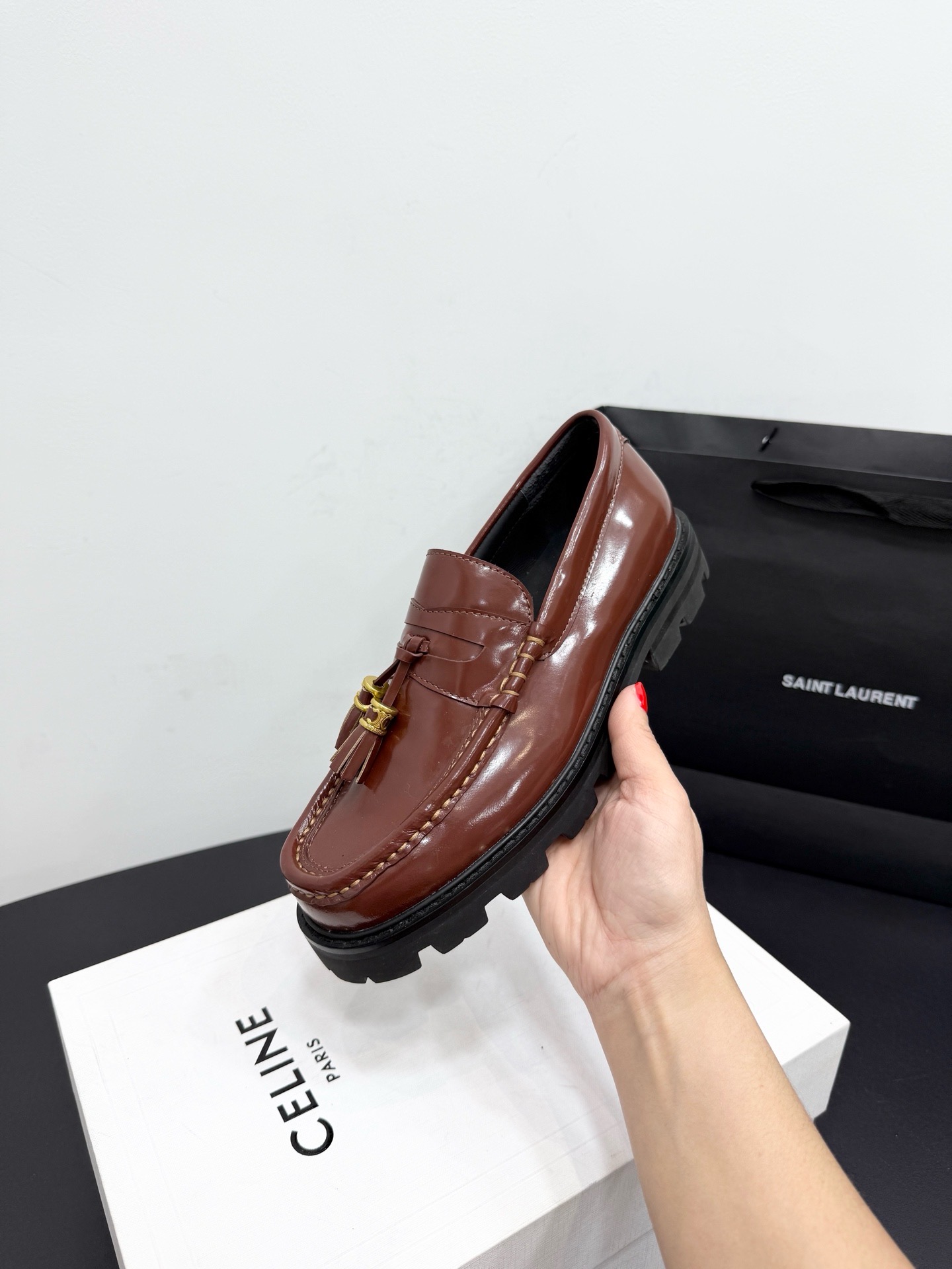 Лоферы женские в стиле Celine Triomphe из натуральной кожи коричневого цвета