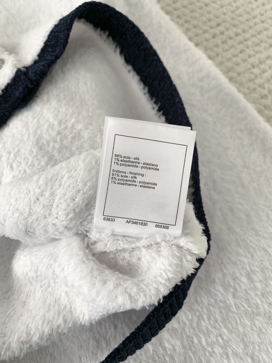 Кардиган женский в стиле Chanel белого цвета с контрастной отделкой