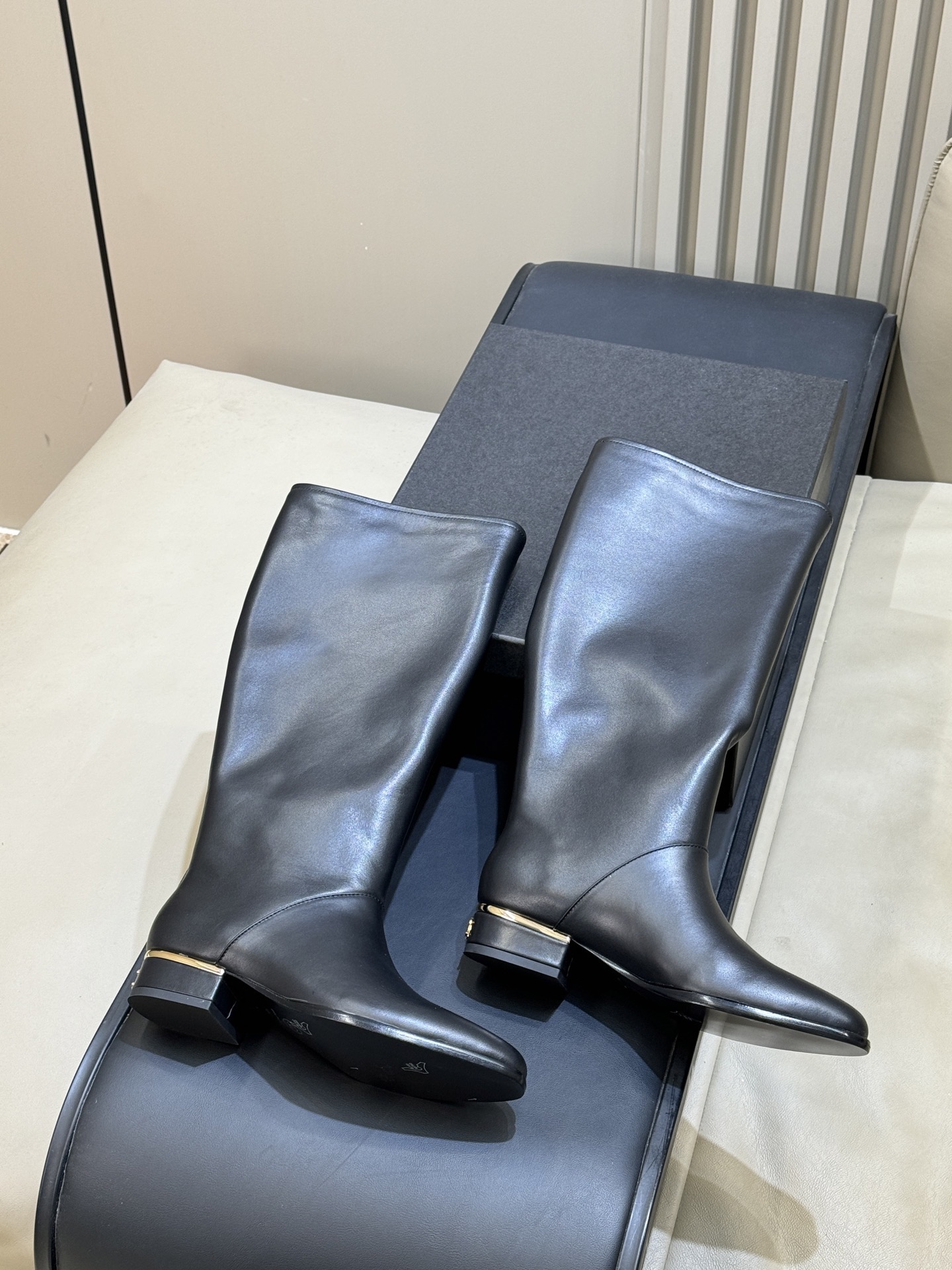 Сапоги женские Chanel Métiers d’art High Boots черного цвета