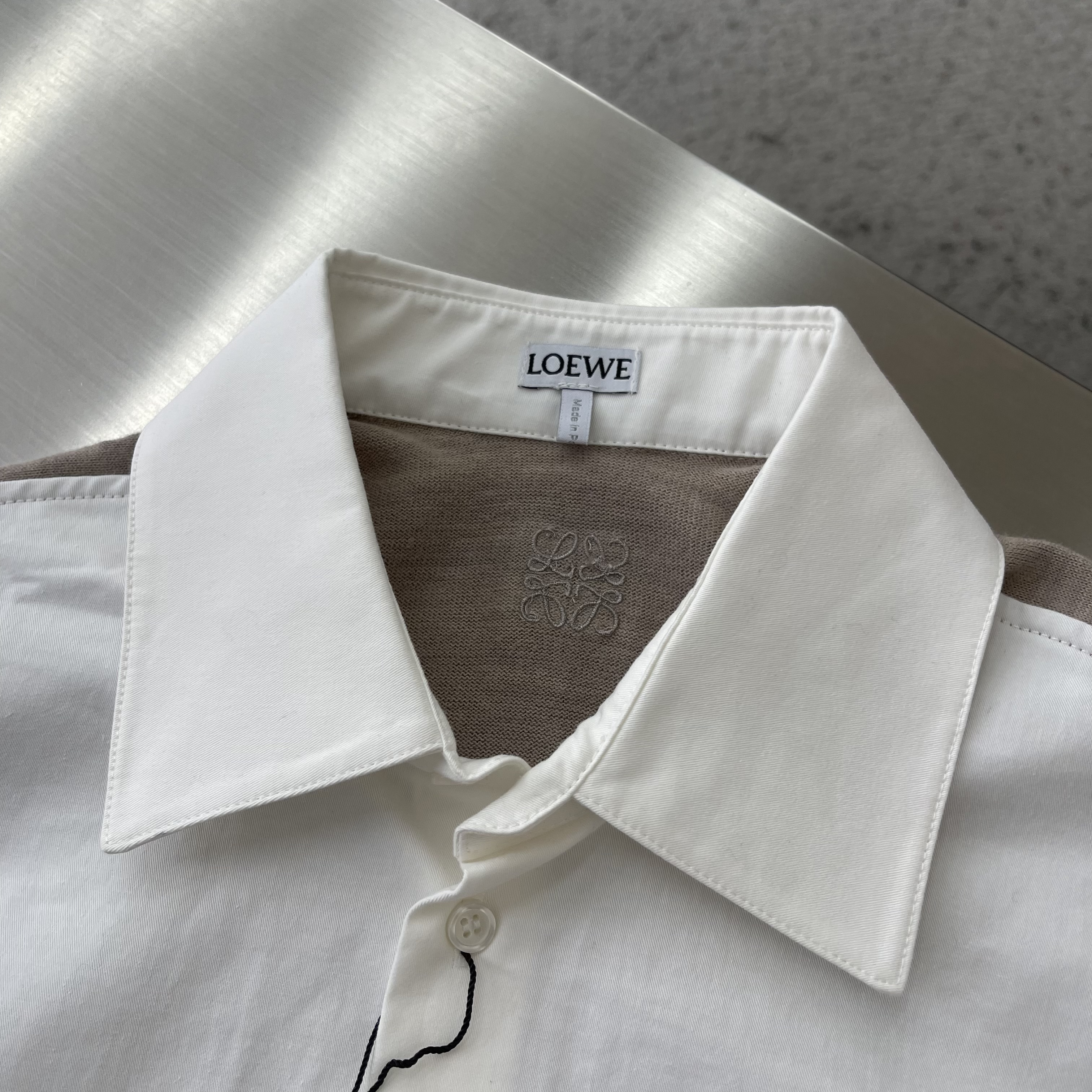 Рубашка женская Loewe белого  и серого цвета с вышивкой Anagram