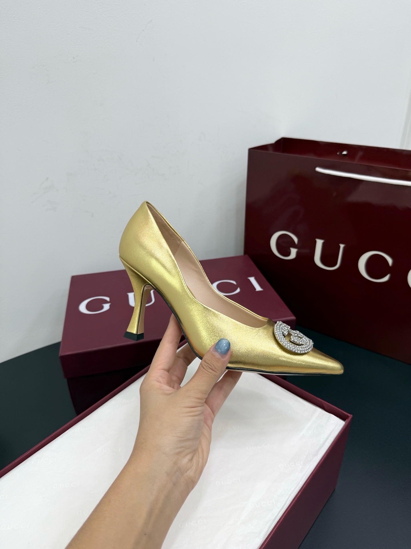 Туфли женские Gucci золотого цвета