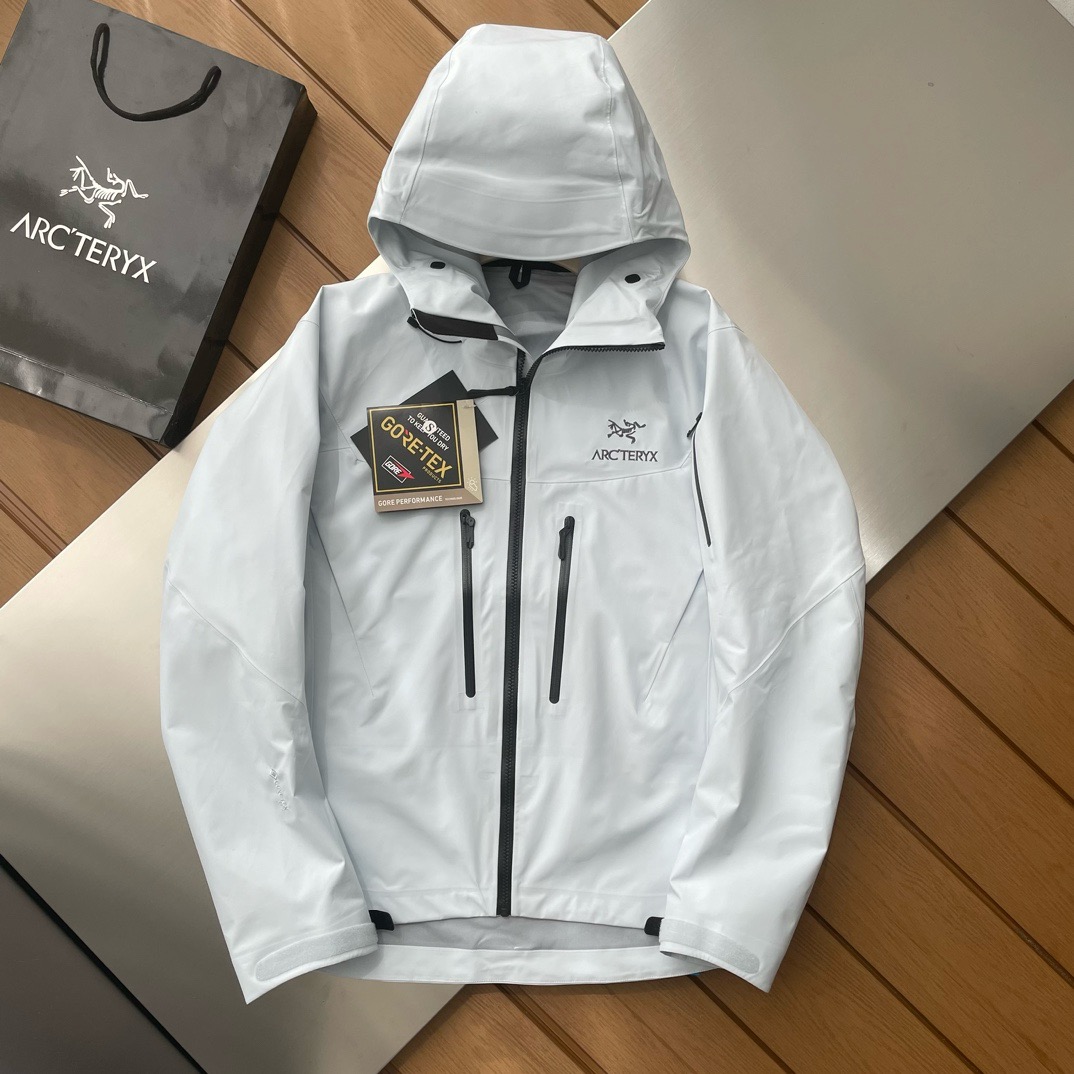Куртка мужская Arc’teryx Alpha SV из мембранной ткани GORE-TEX Pro синего цвета с капюшоном