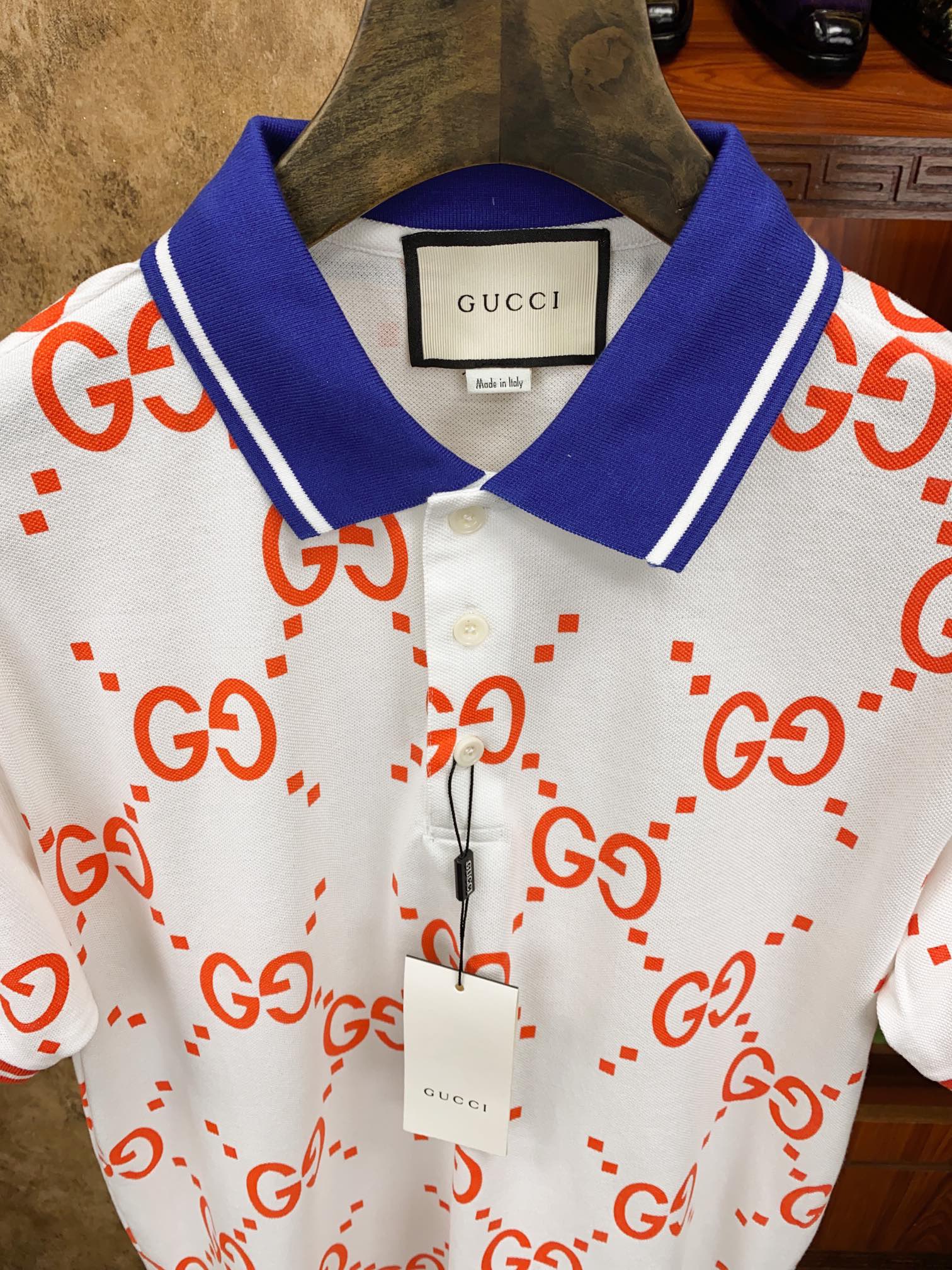 Поло мужское в стиле Gucci с принтом GG белого цвета с синим воротником