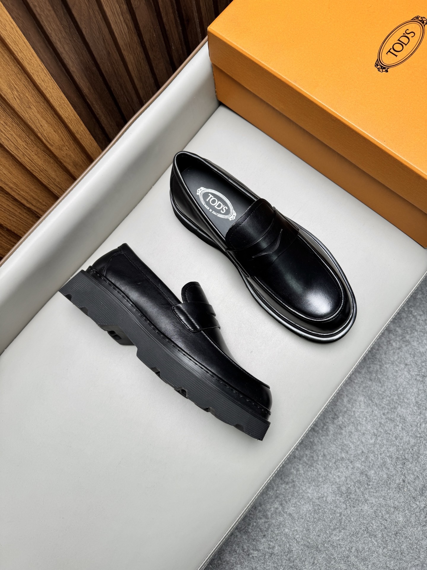 Лоферы мужские в стиле Tod’s черного цвета на массивной подошве