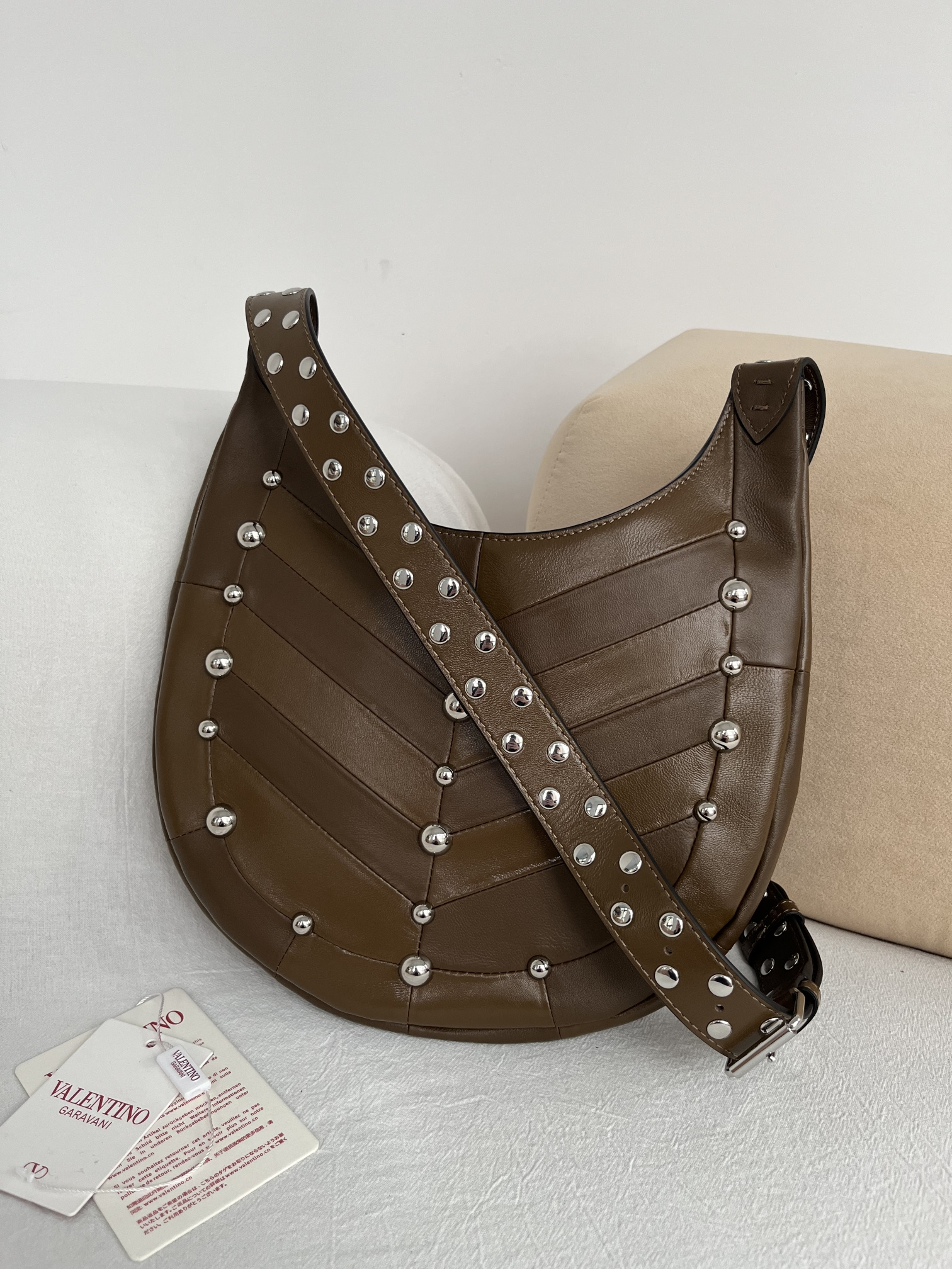 Сумка женская в стиле Valentino Garavani Hoboho Hobo коричневого цвета(28 см)