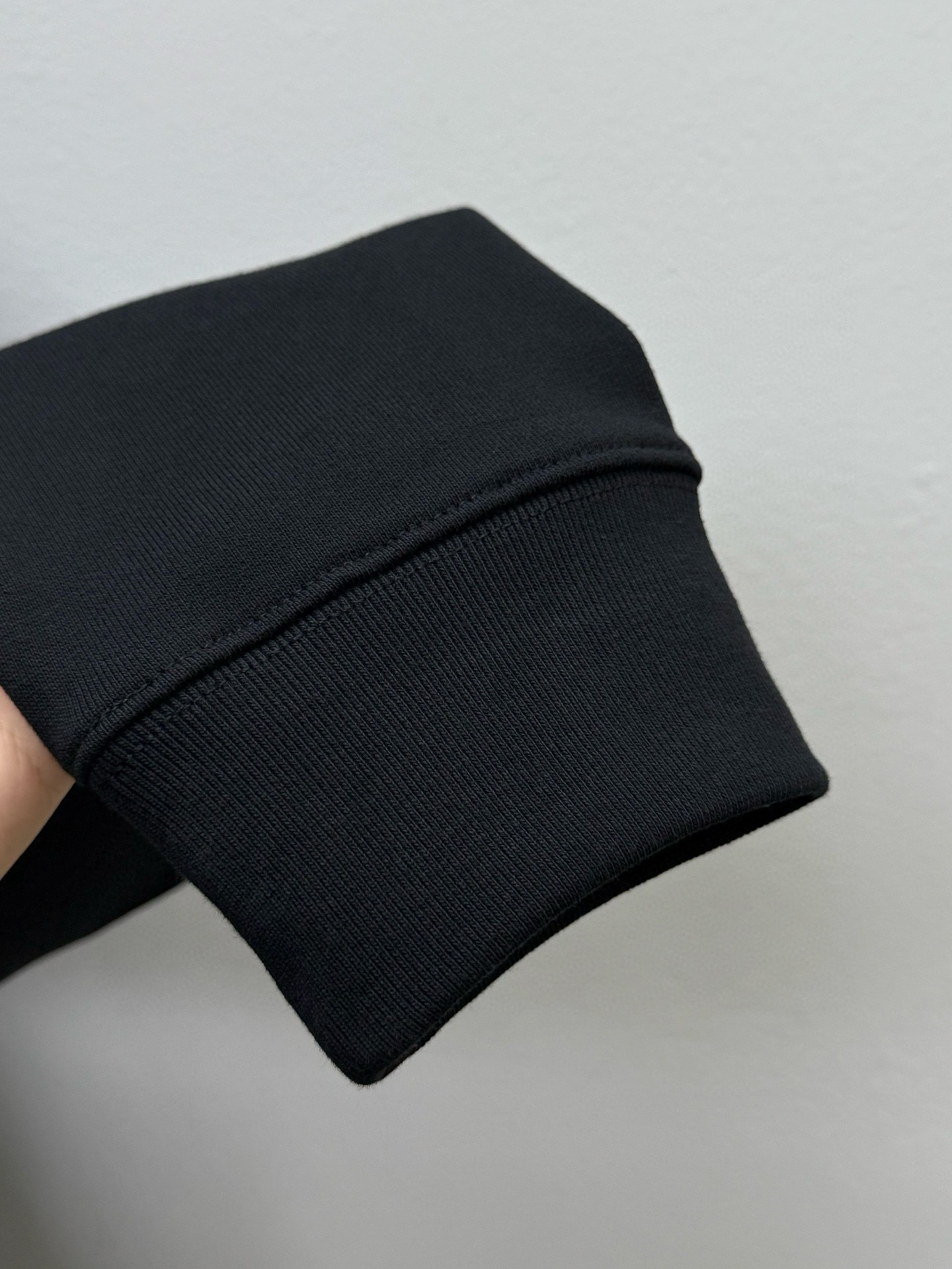 Худи мужское в стиле Loewe Loe из махрового хлопка чёрного цвета с кожаным накладным карманом