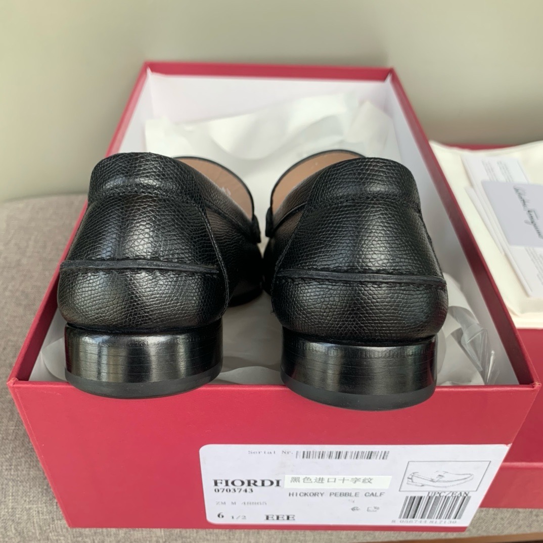 Лоферы мужские в стиле Salvatore Ferragamo из натуральной кожи с ладонной текстурой черного цвета