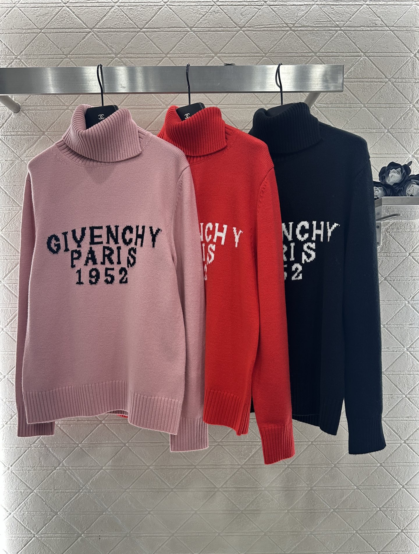 Свитер женский Givenchy Paris 1952 чёрного цвета с высоким воротом