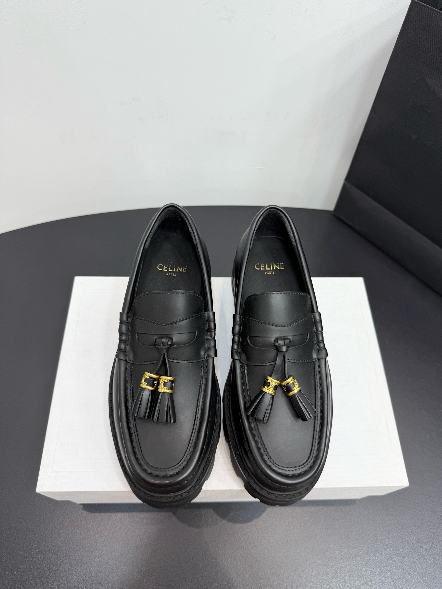 Лоферы женские в стиле Celine Triomphe с кисточками из натуральной кожи черного цвета