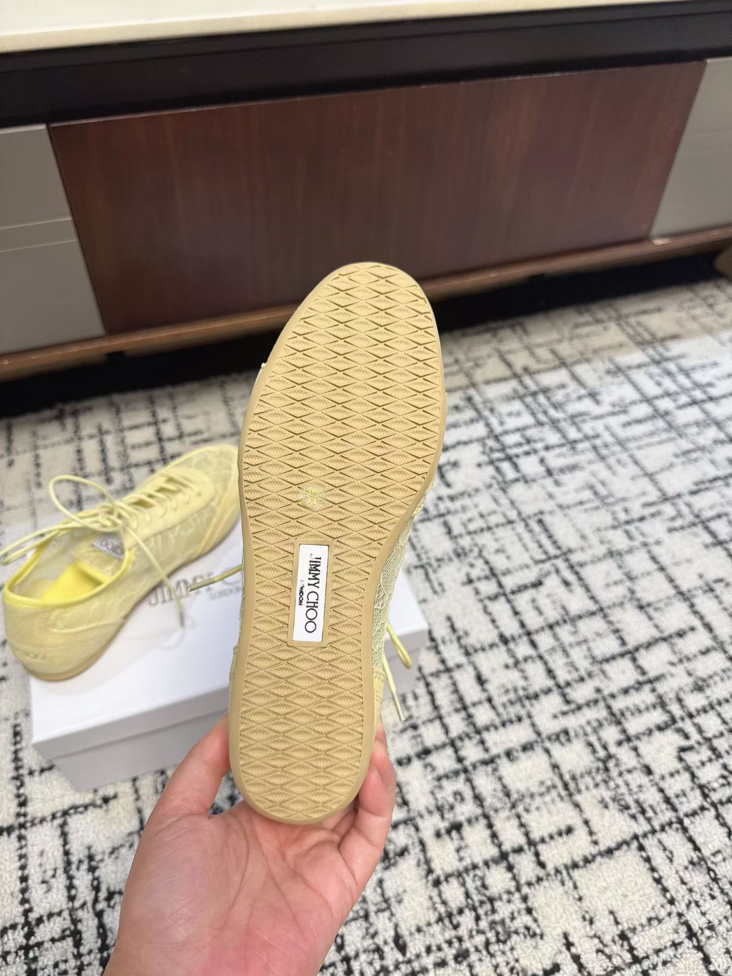 Кроссовки женские в стиле Jimmy Choo жёлтого цвета