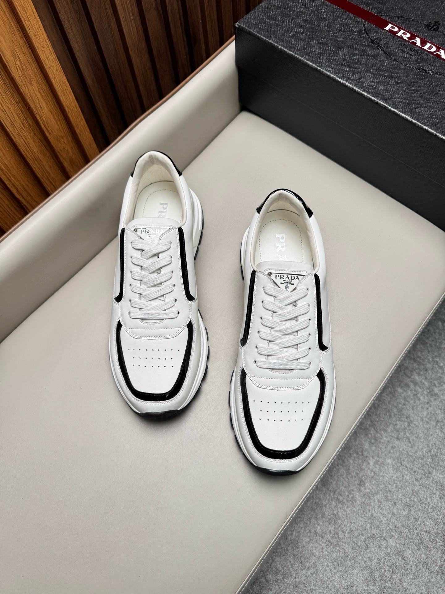 Кроссовки мужские в стиле Prada белого цвета с контрастной отделкой