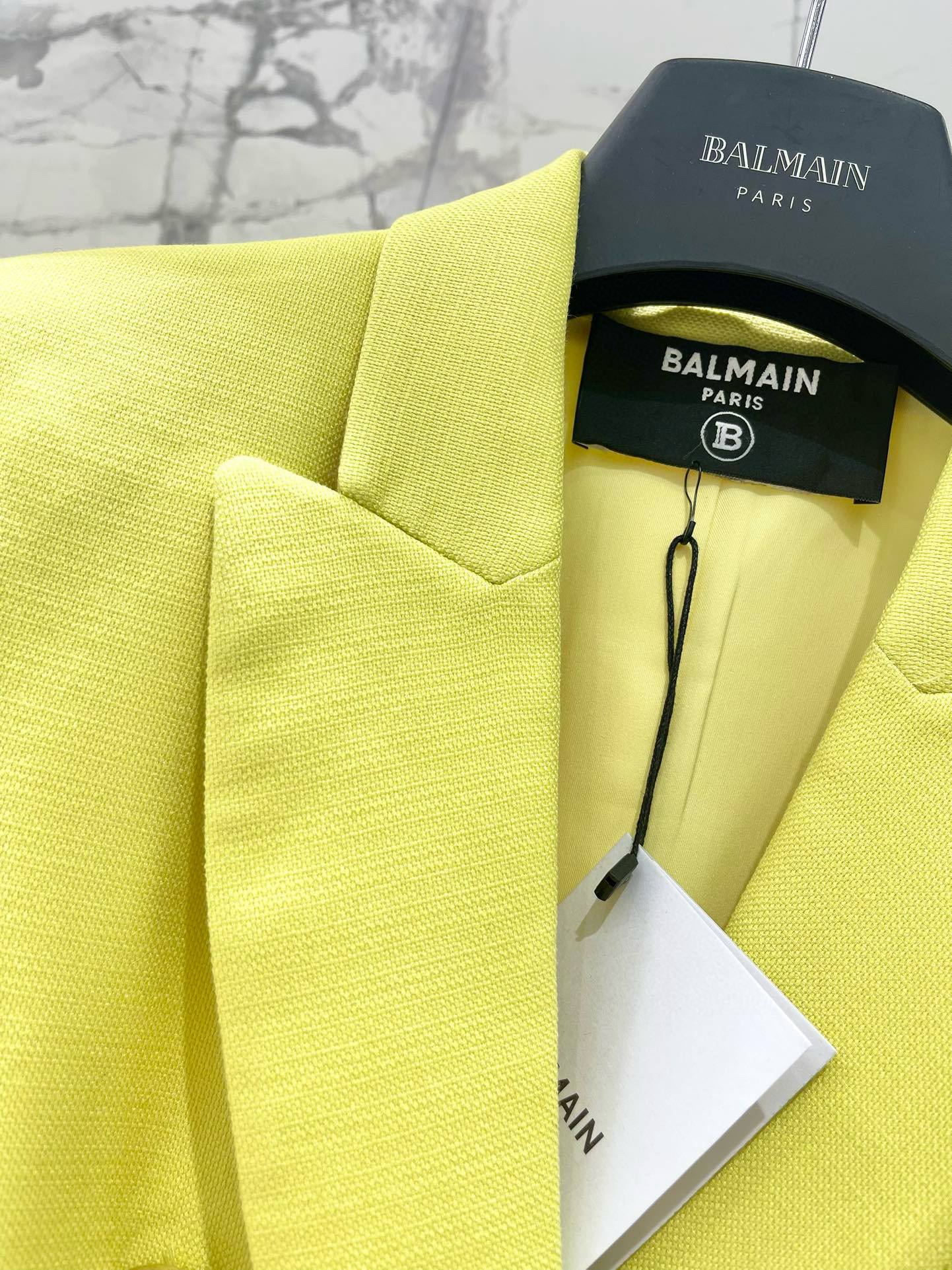 Жакет женский в стиле Balmain лимонно-жёлтого цвета с фирменными пуговицами
