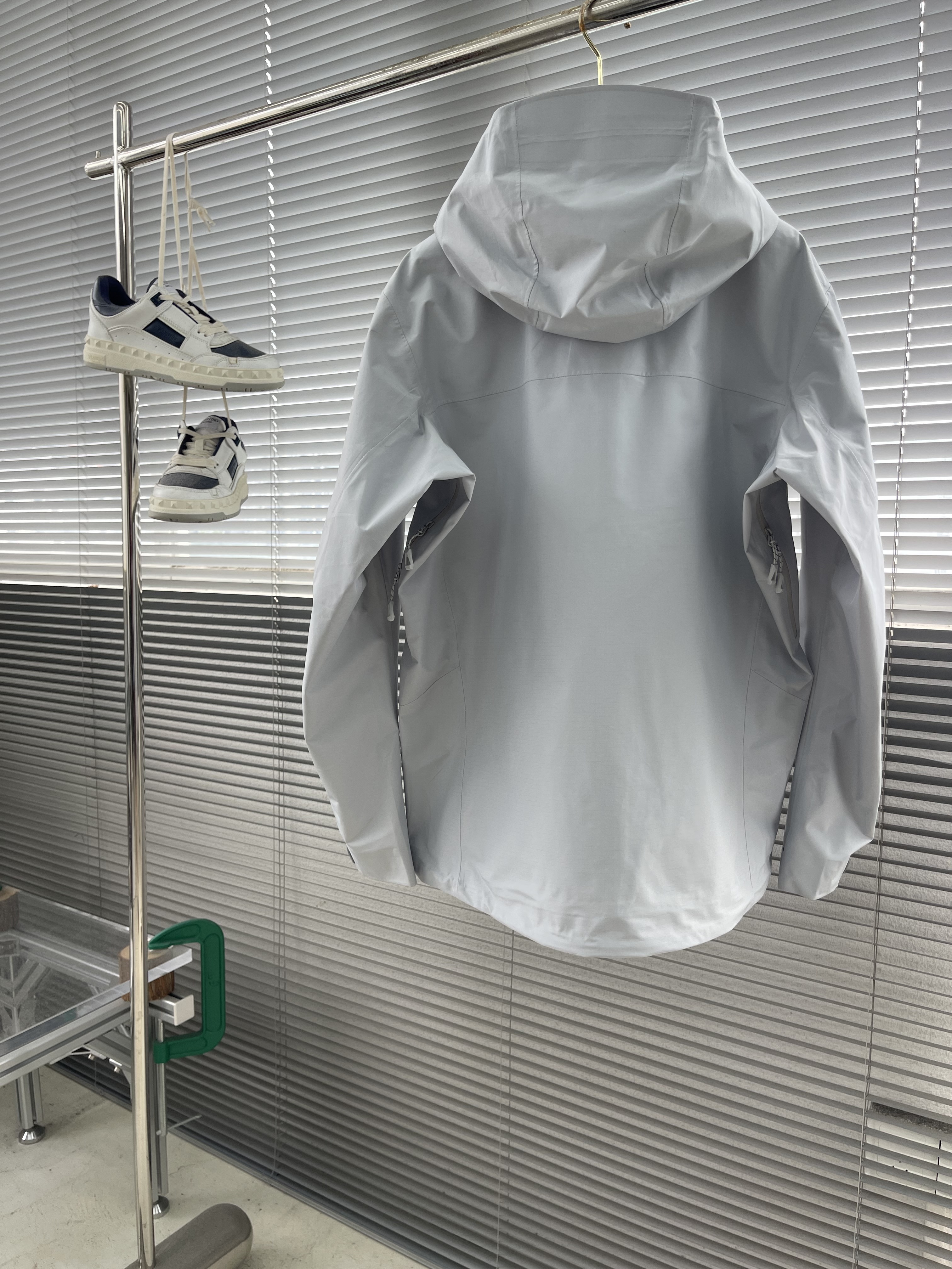 Куртка мужская Kailas softshell с капюшоном светло-серого цвета водо- и ветрозащитная