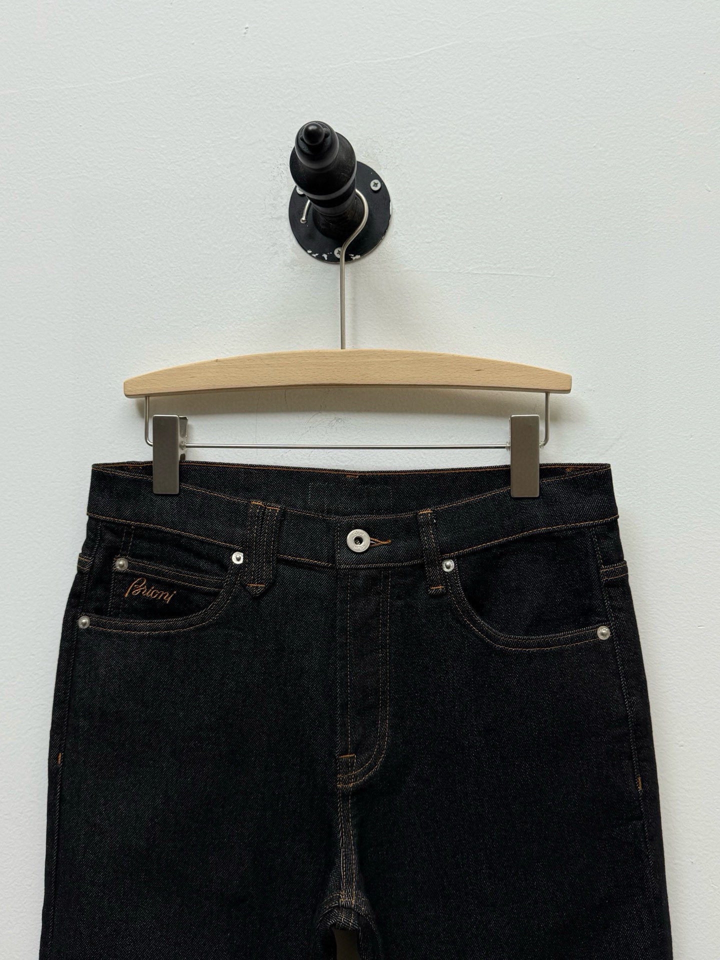 Джинсы мужские в стиле Brioni Bri из плотного хлопкового денима тёмно-синего цвета