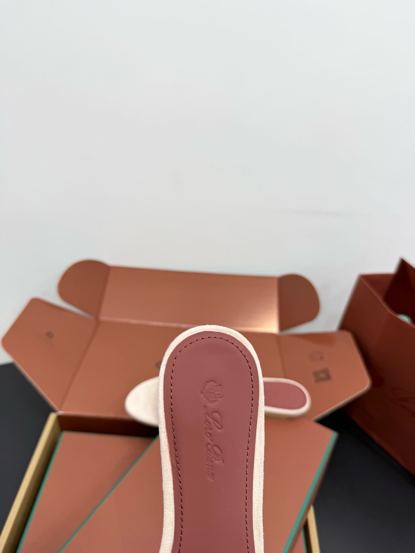 Шлепанцы женские в стиле Loro Piana My Charms из натуральной замши молочного цвета