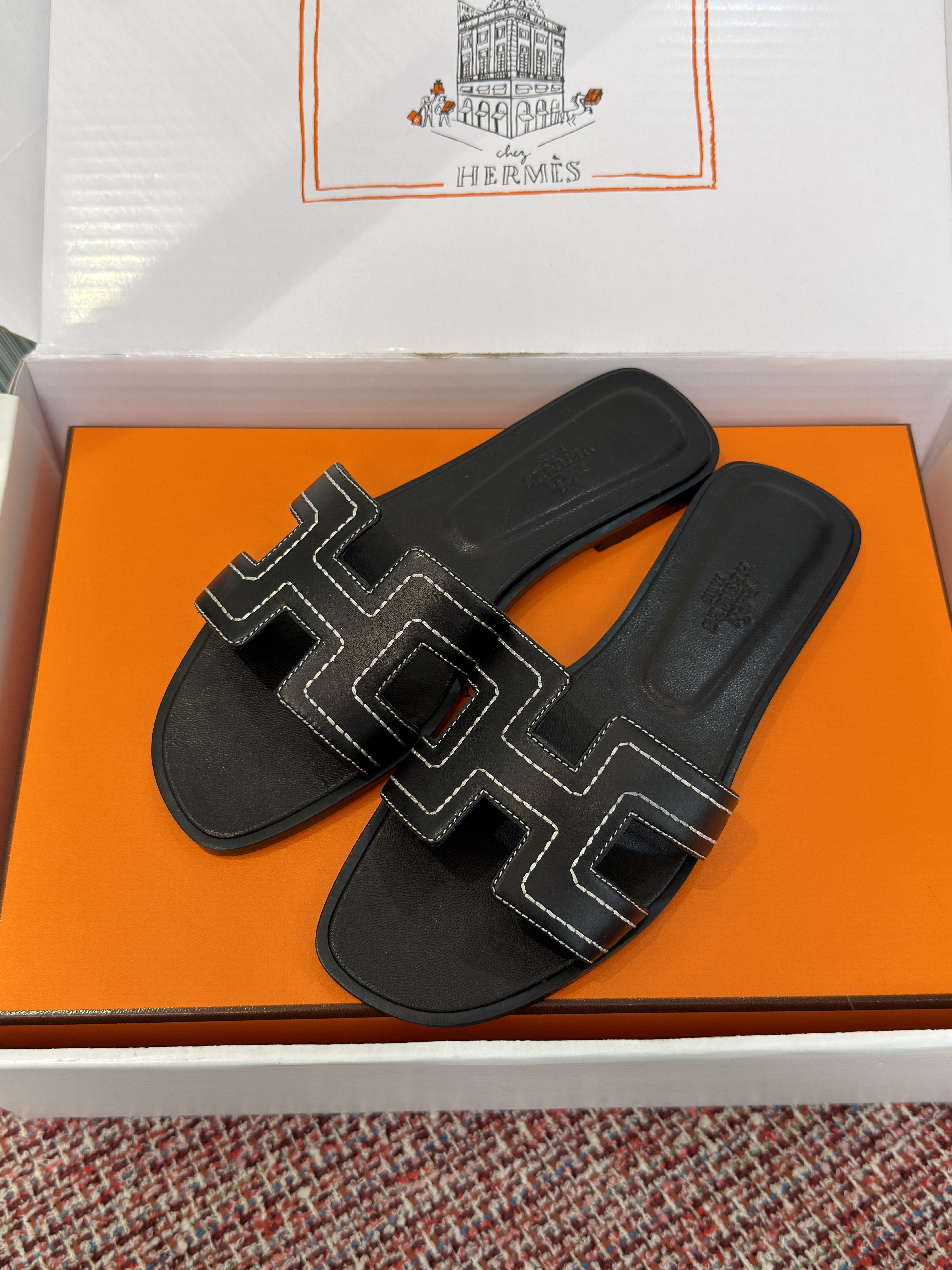 Шлёпанцы женские в стиле Hermès Oran чёрного цвета