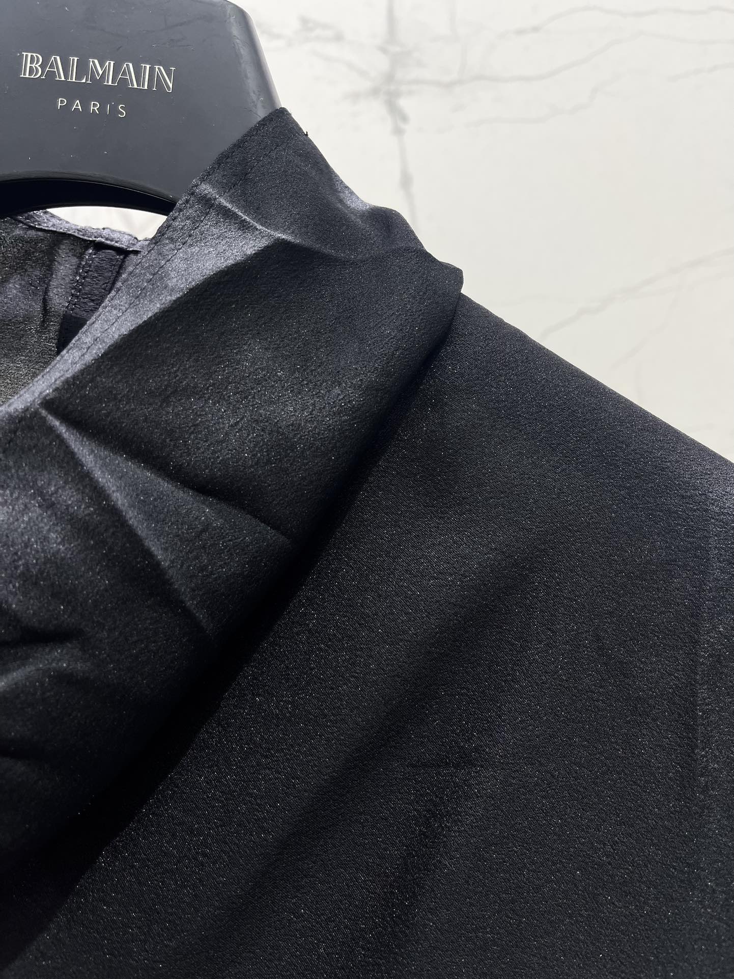 Блуза женская в стиле Balmain из гладкого текстиля черного цвета с драпированным воротником