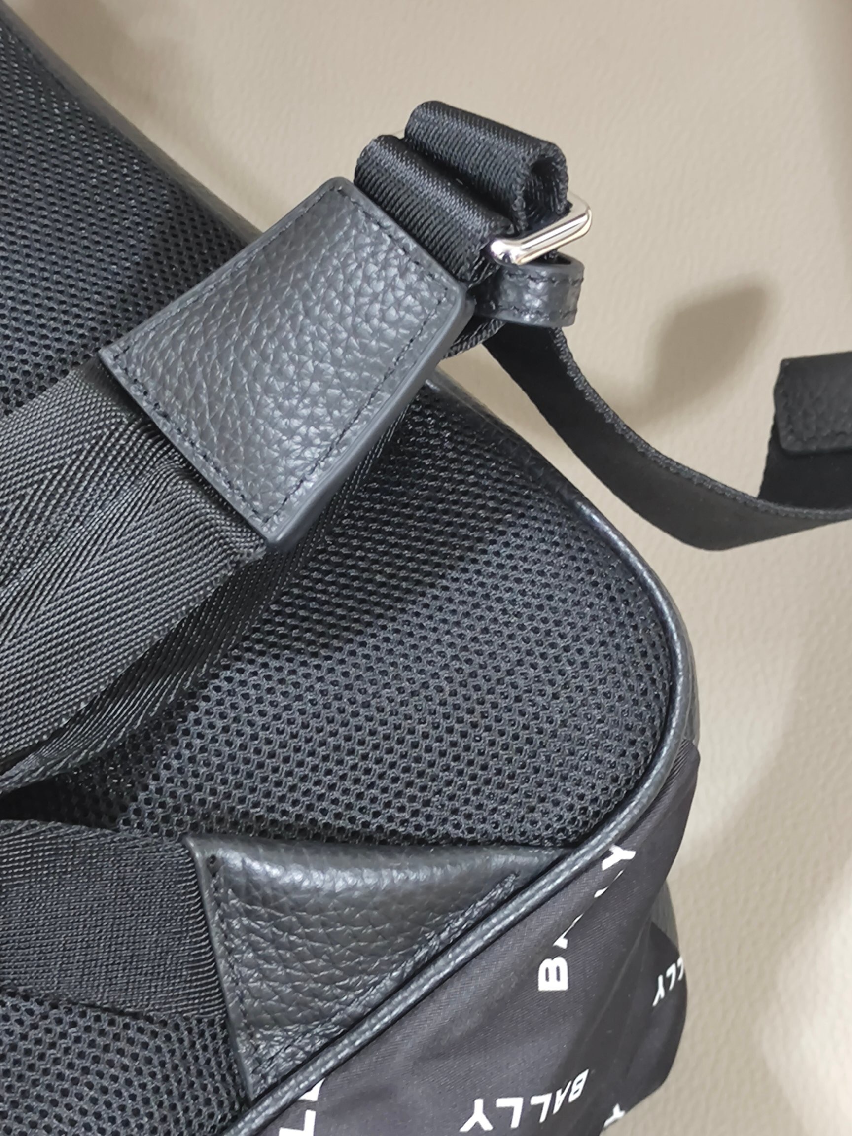 Рюкзак унисекс в стиле Bally из водоотталкивающего текстиля с кожаными элементами чёрного цвета