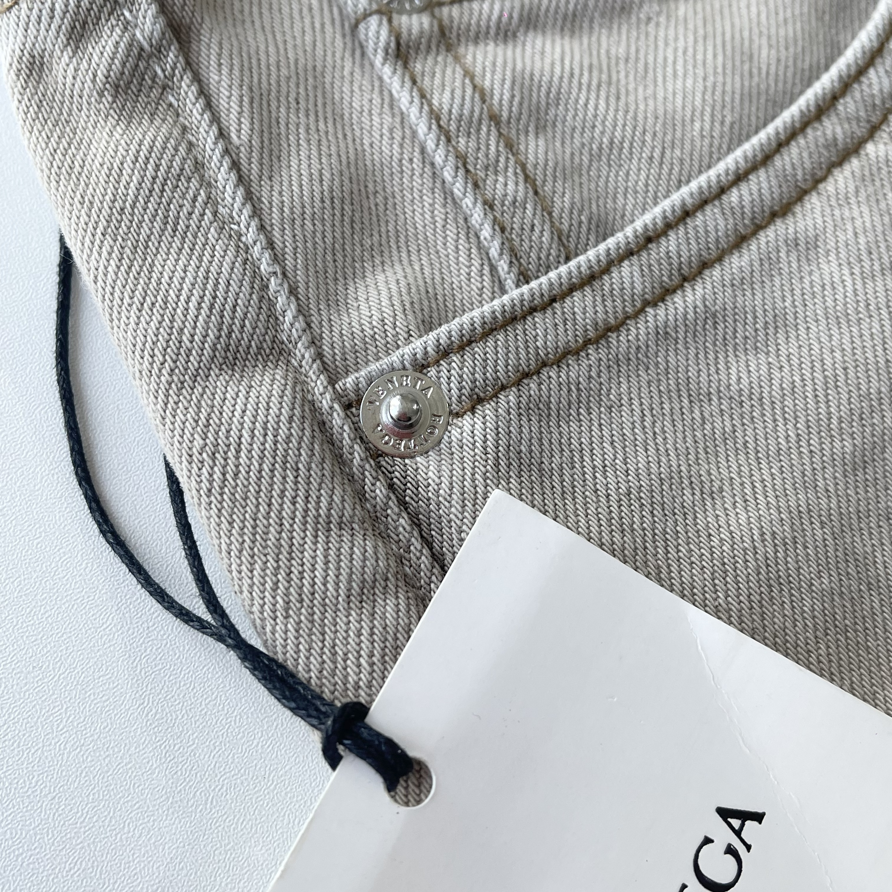 Джинсы мужские в стиле Bottega Veneta Vienna из итальянского денима бежевого цвета