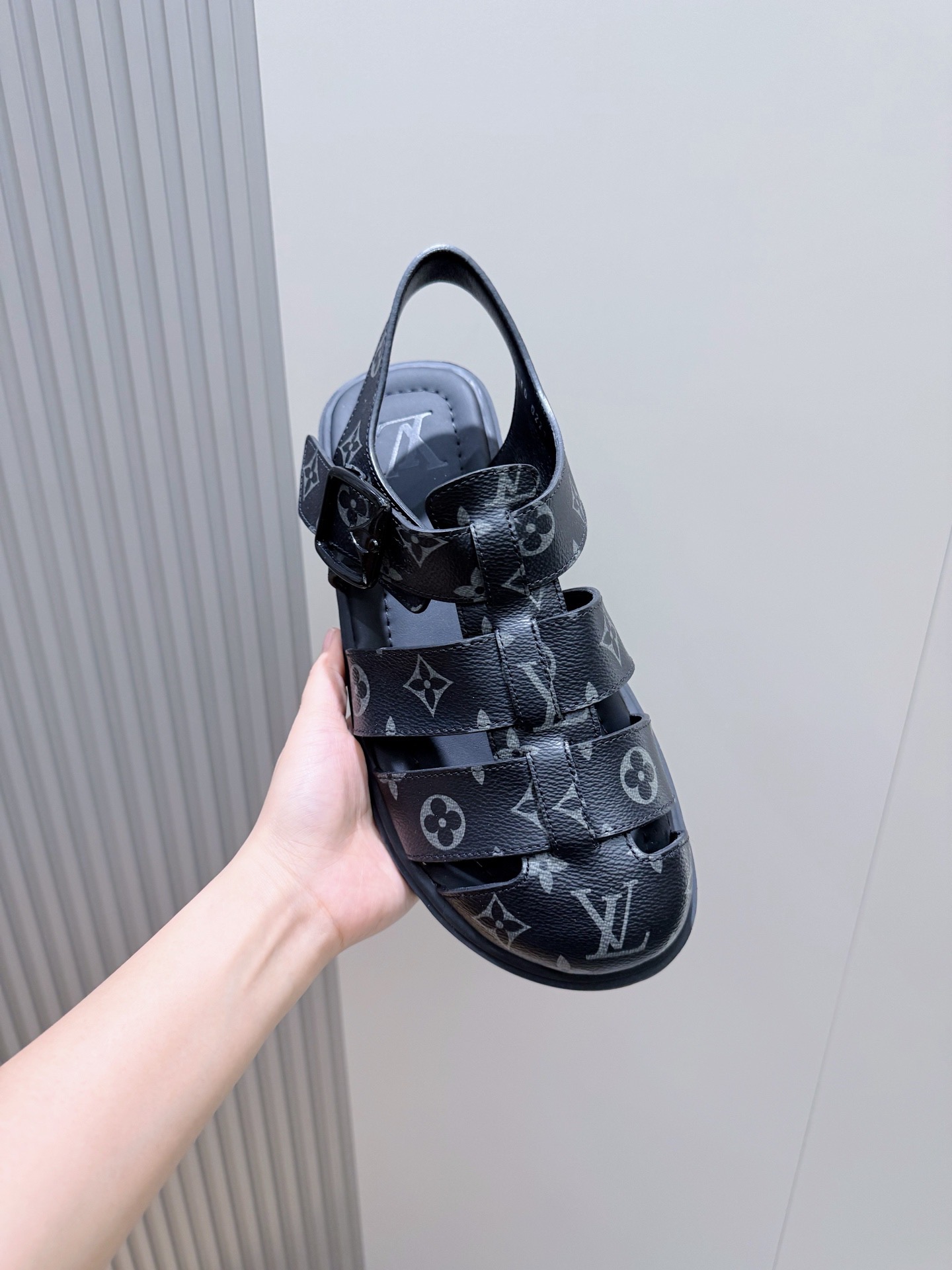 Сандалии мужские Louis Vuitton с монограммой чёрного цвета