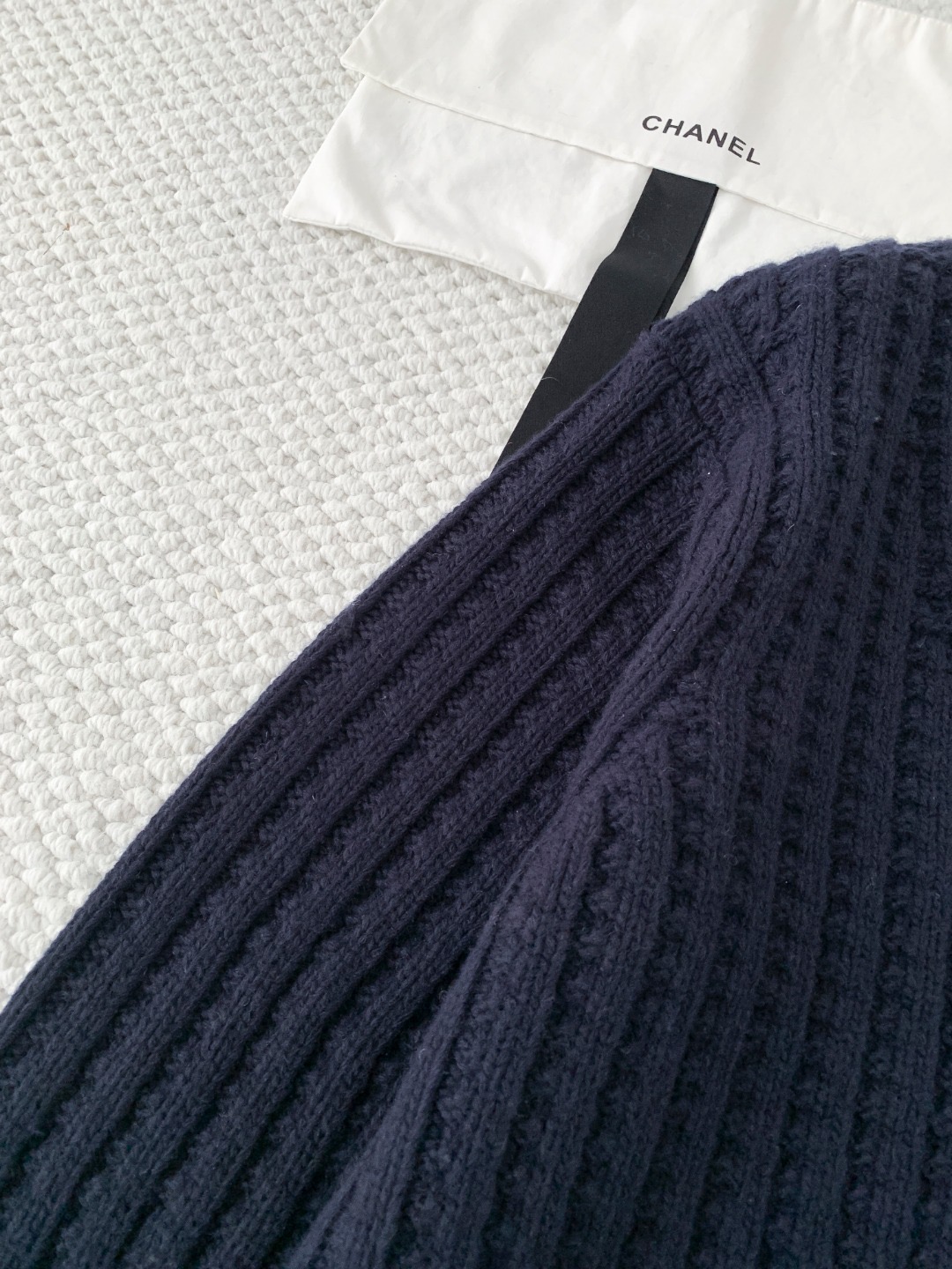 Свитер женский в стиле Chanel с V-образным вырезом синего цвета