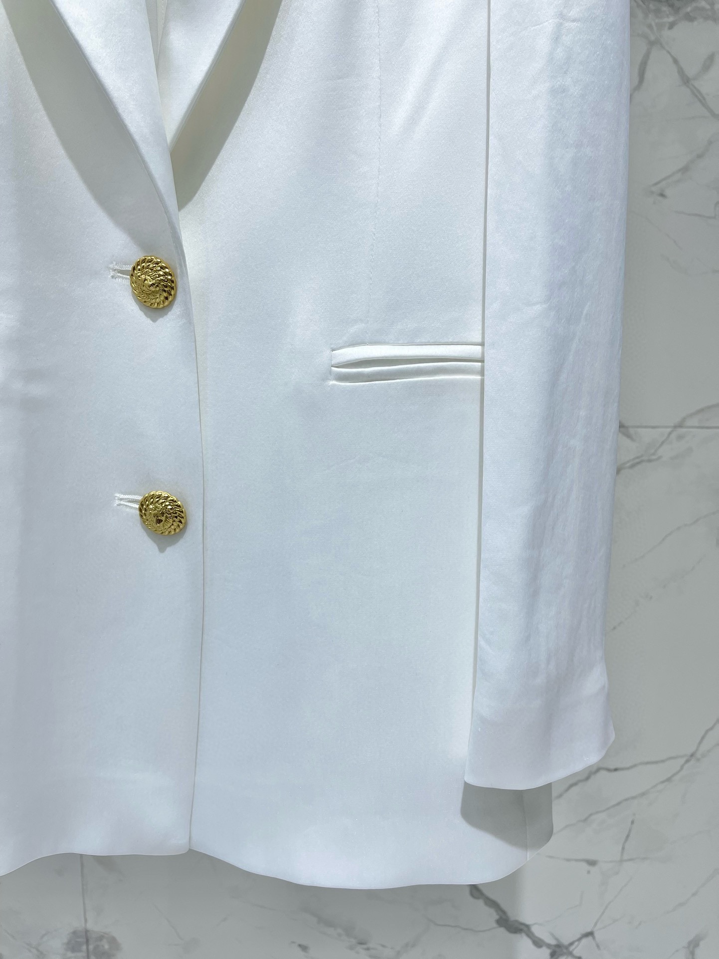 Пиджак женский в стиле Balmain белого цвета с золотыми пуговицами