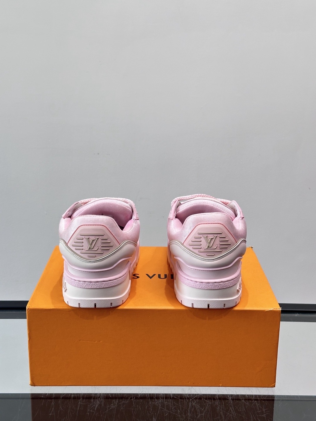 Кроссовки женские в стиле Louis Vuitton Trainer розового цвета