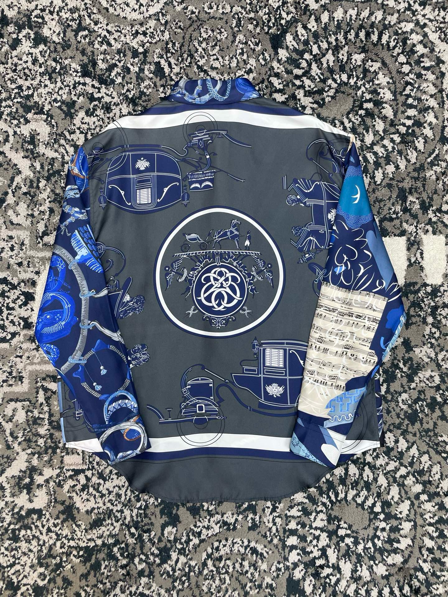 Рубашка мужская Hermès синего цвета с фантазийным принтом