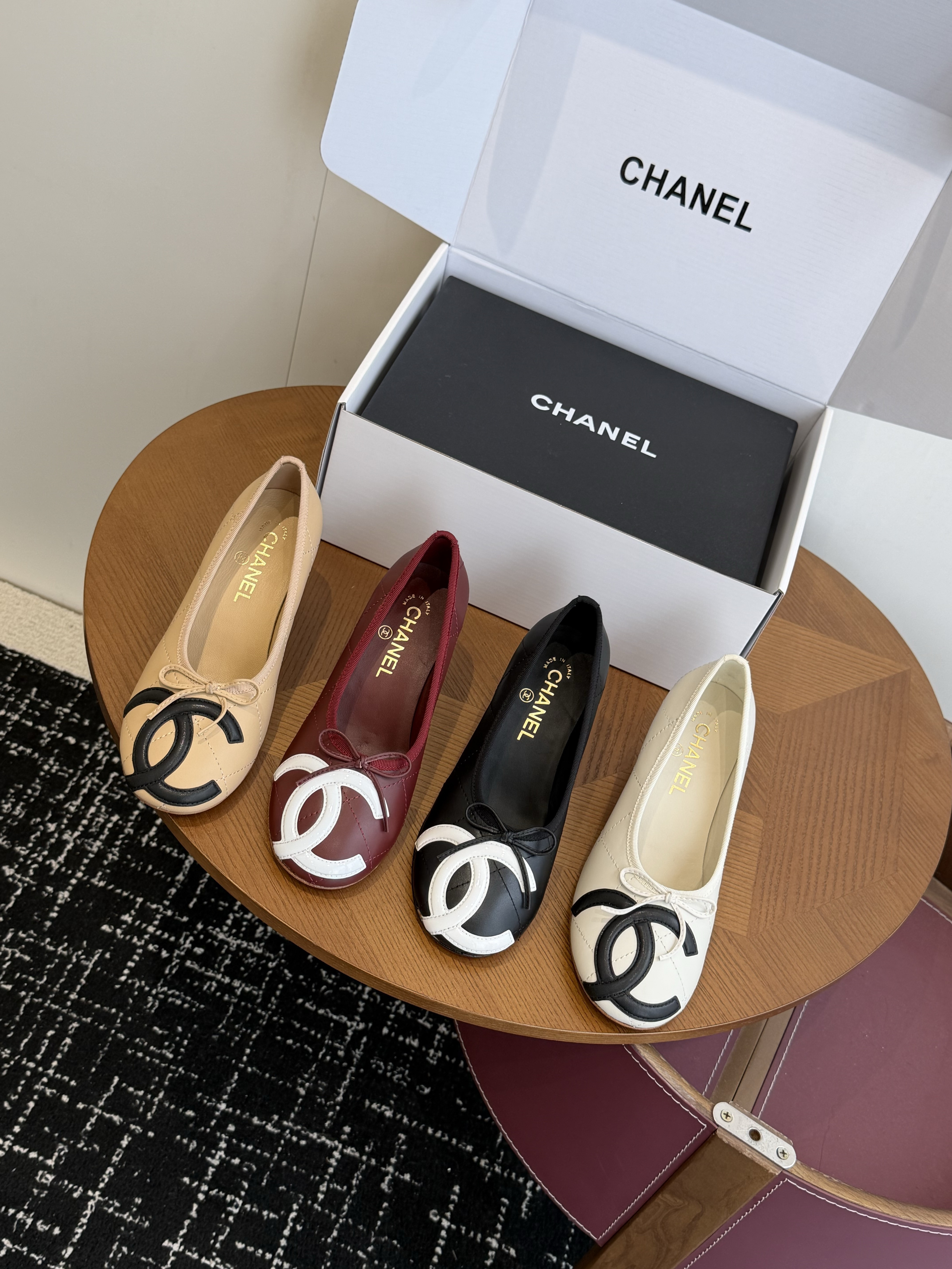 Туфли женские в стиле Chanel белого цвета