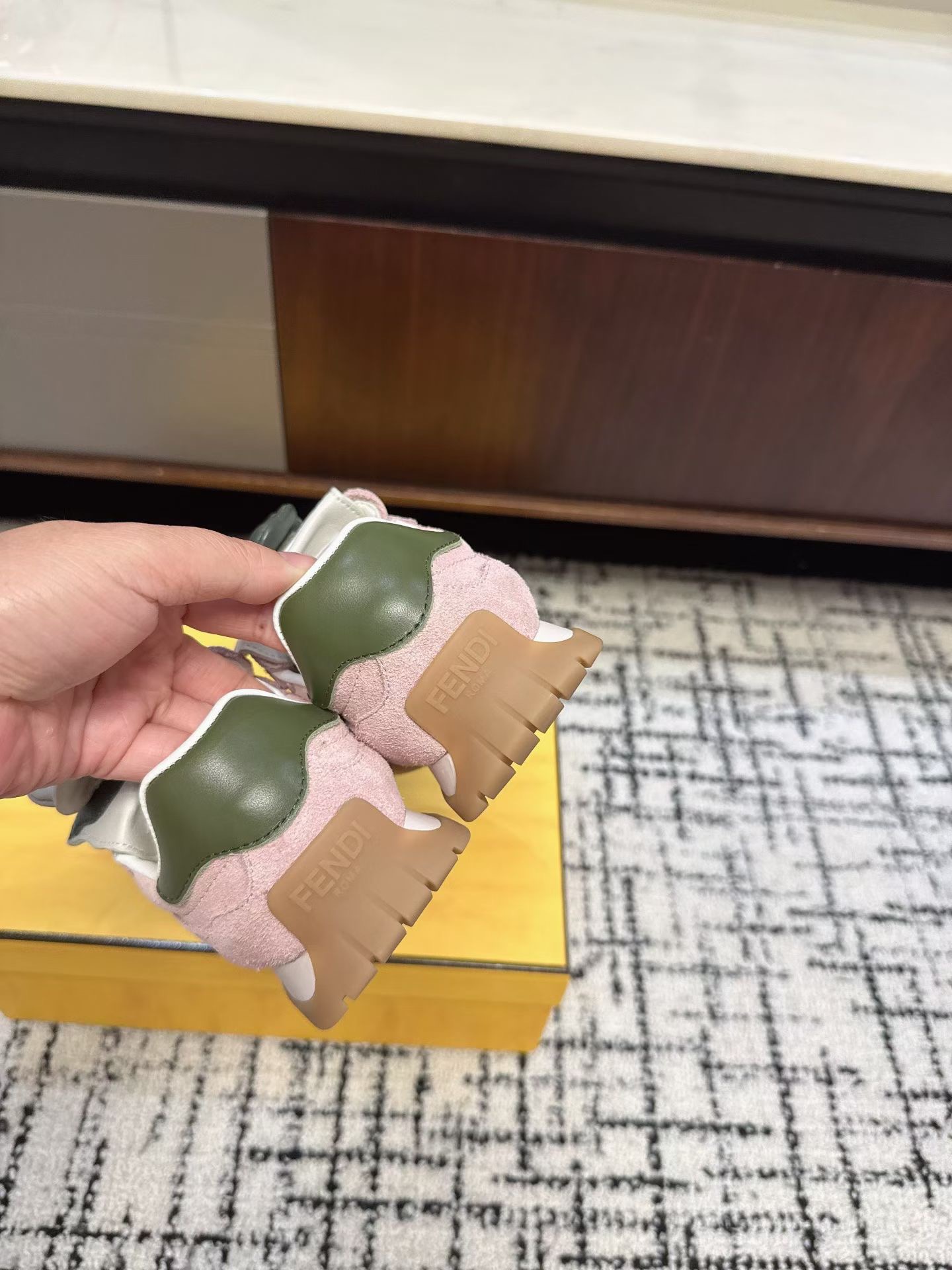 Кроссовки женские в стиле Fendi Delfina розового цвета