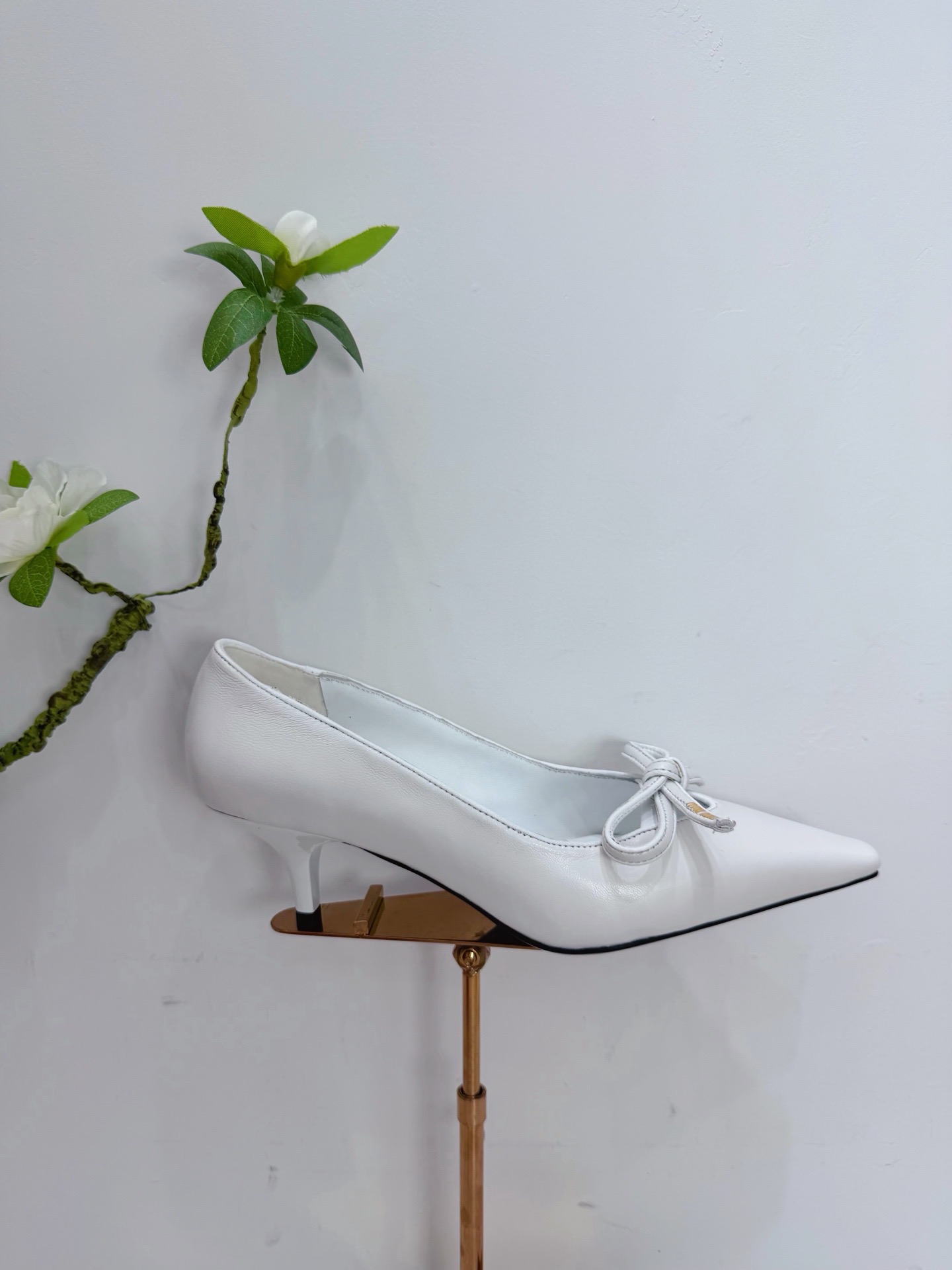 Туфли женские Miu Miu из натуральной кожи белого цвета