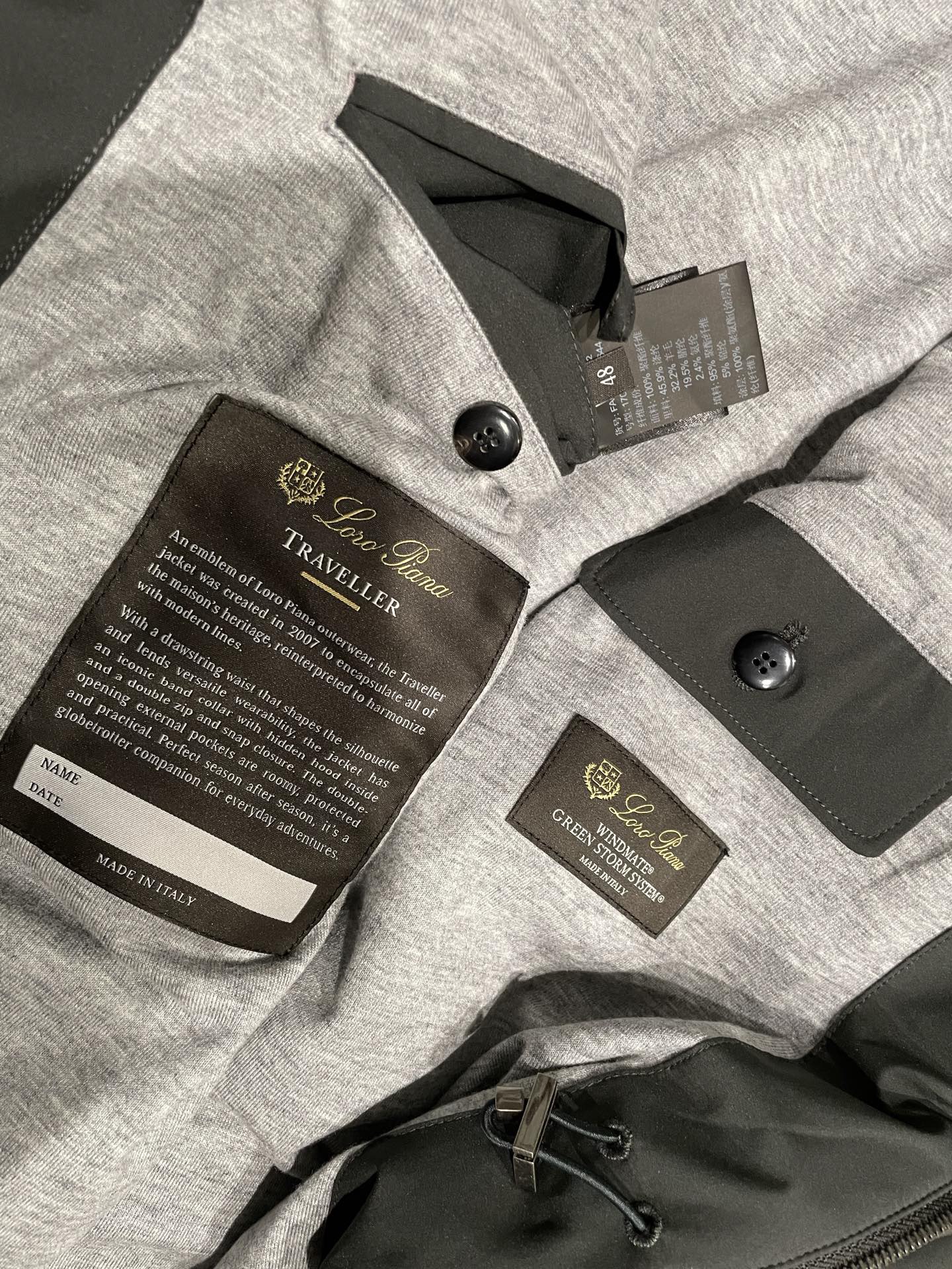 Куртка мужская в стиле Loro Piana Traveller Windmate® из технологичной ткани серого цвета с капюшоном