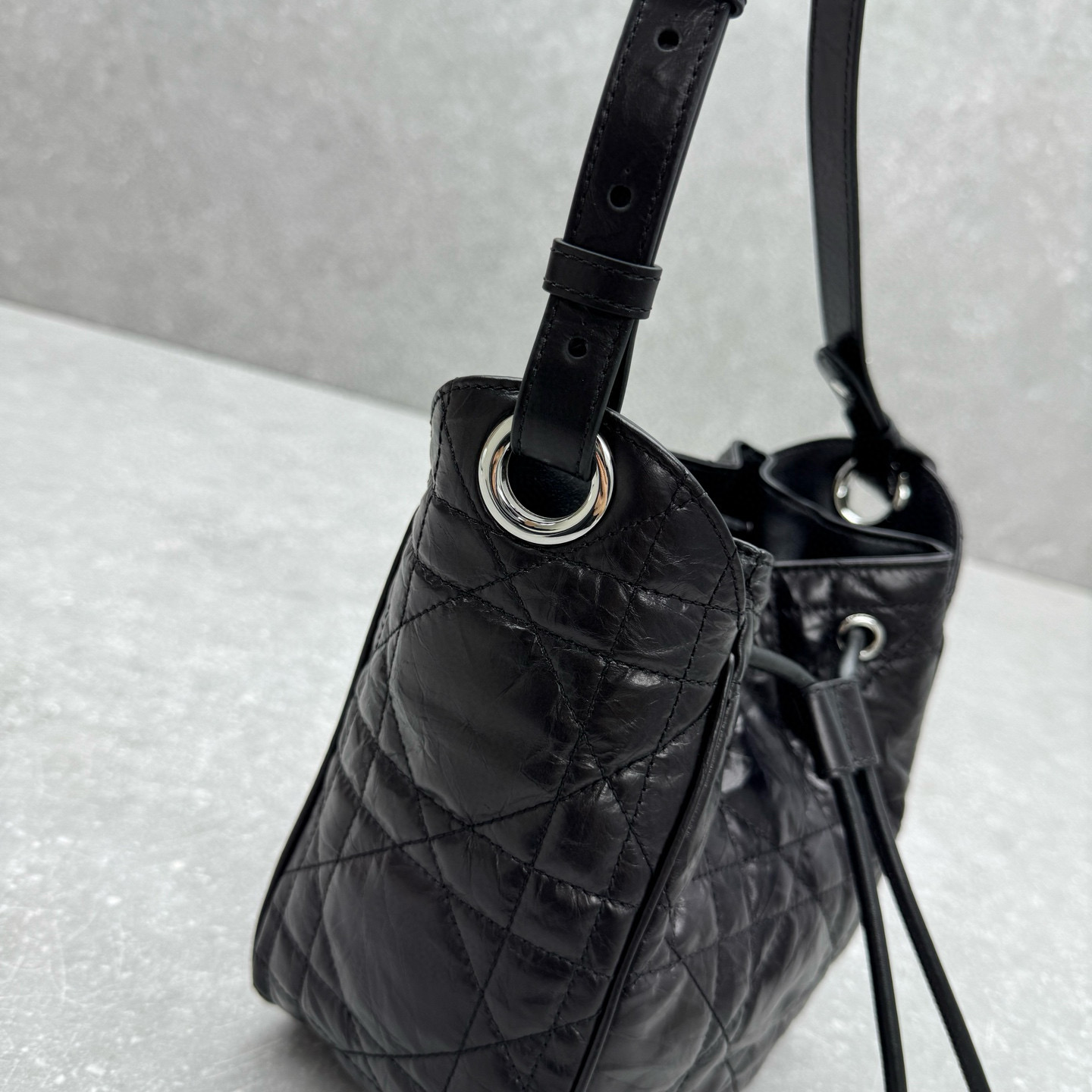 Сумка женская в стиле Dior D-Motion из натуральной кожи чёрного цвета с канвойным тиснением