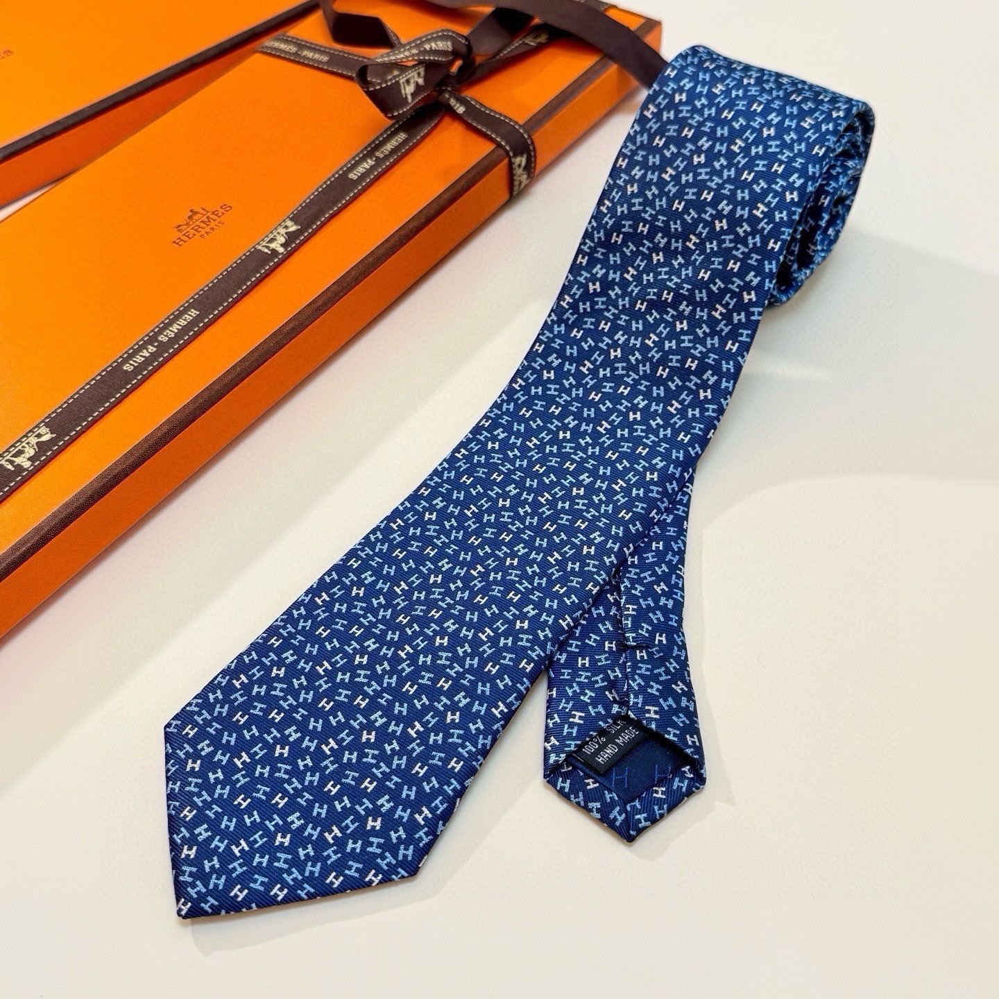 Галстук мужской в стиле Hermès из натурального шёлка синего цвета с мелким принтом