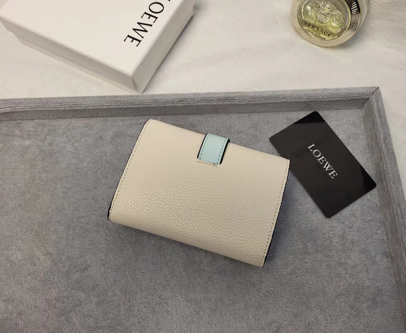 Кошелёк женский в стиле Loewe Anagram L1102 светло-бежевого цвета с контрастным ремешком
