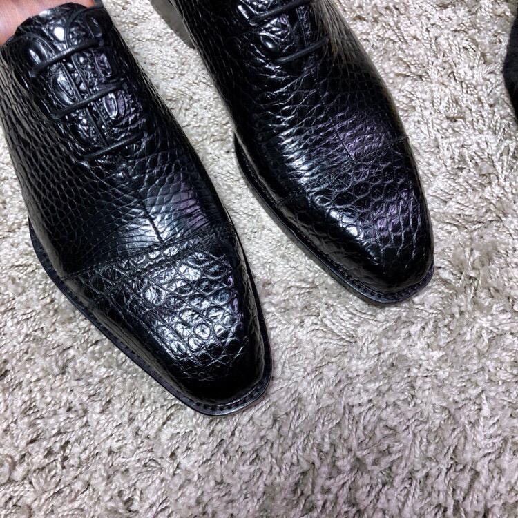Туфли мужские Berluti из кожи крокодила черного цвета