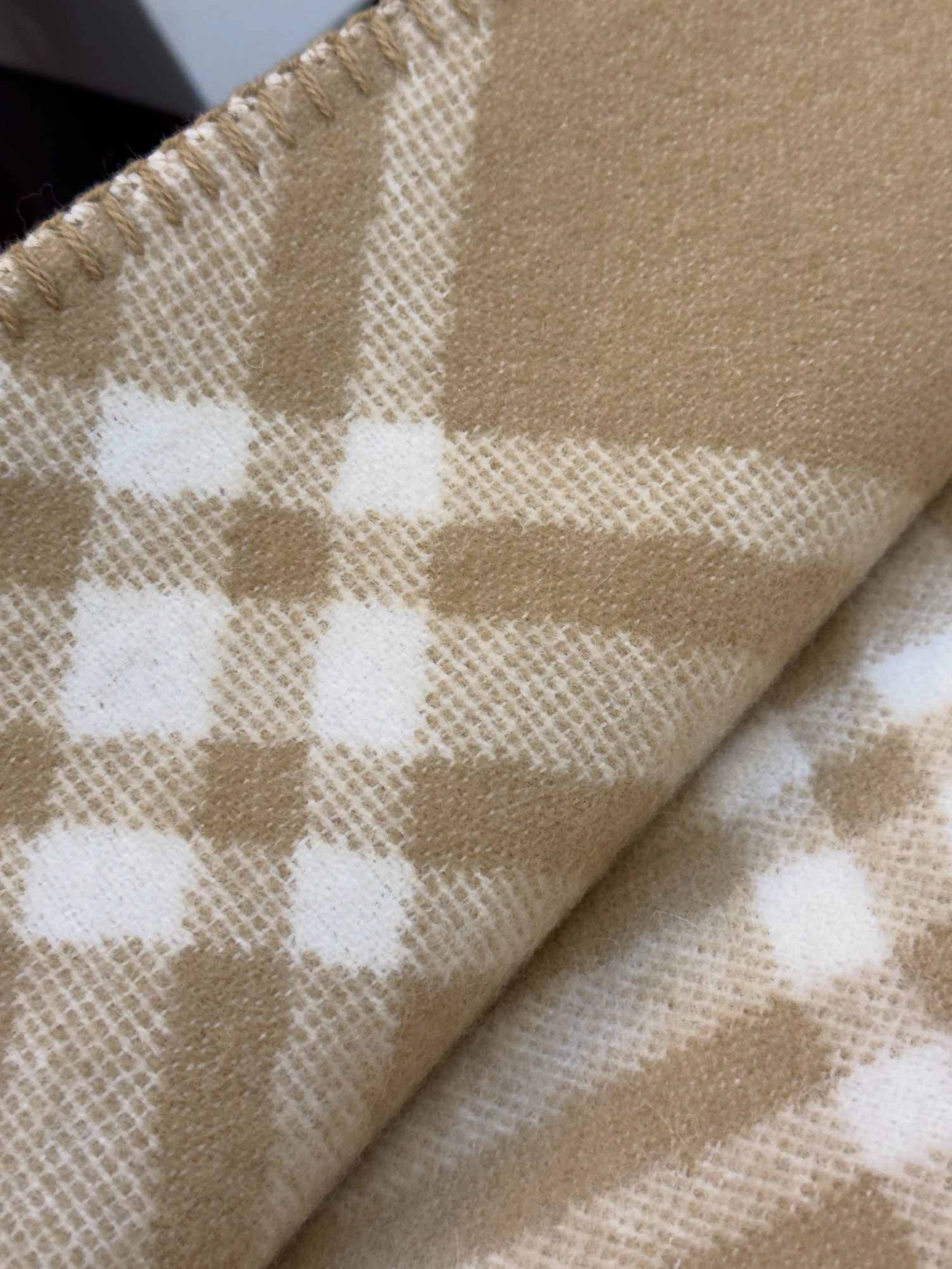 Шарф унисекс в стиле Burberry двусторонний из мягкой шерсти с диагональной клеткой бежевого цвета