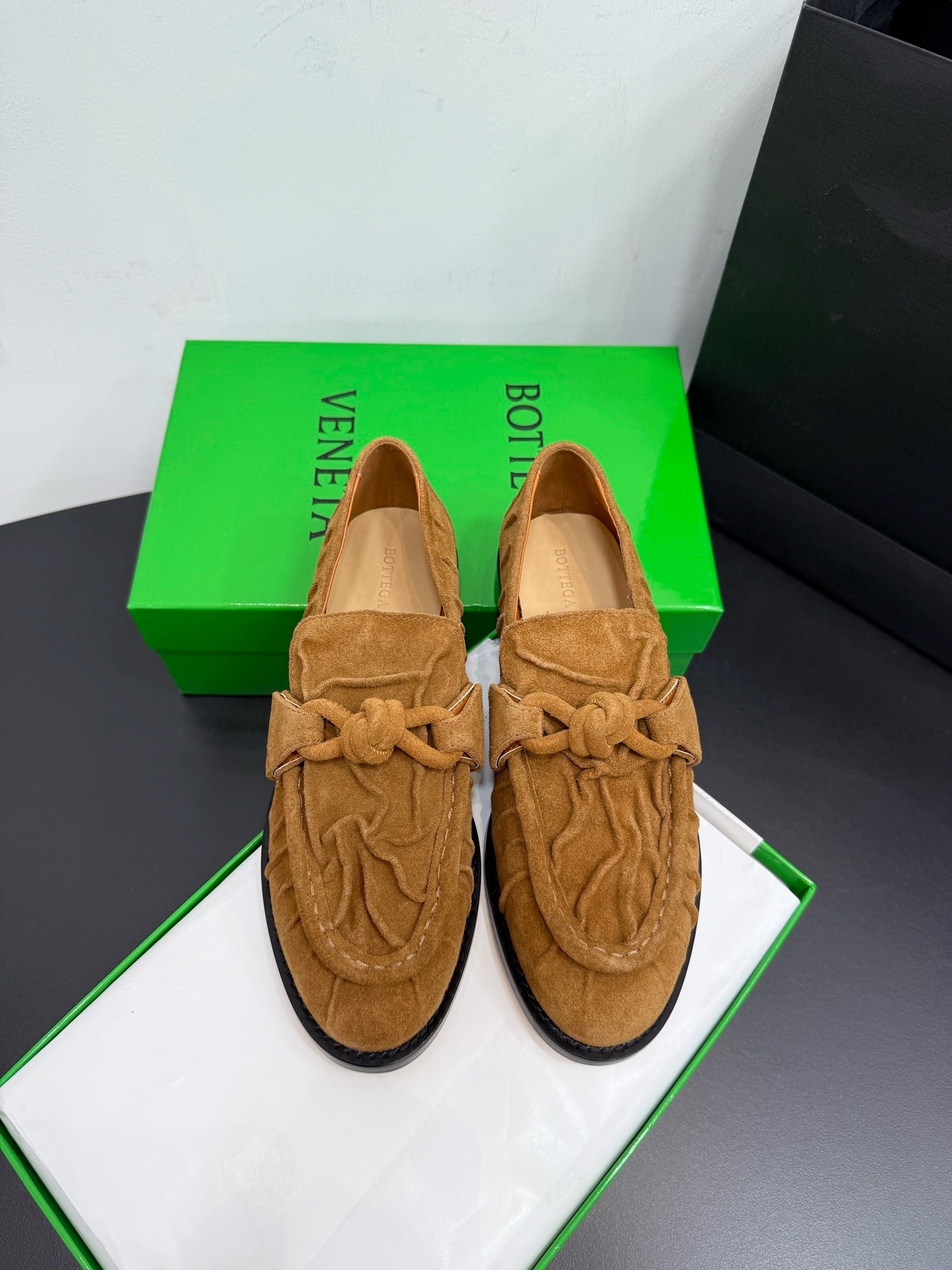 Лоферы женские в стиле Bottega Veneta Astaire бежевого цвета