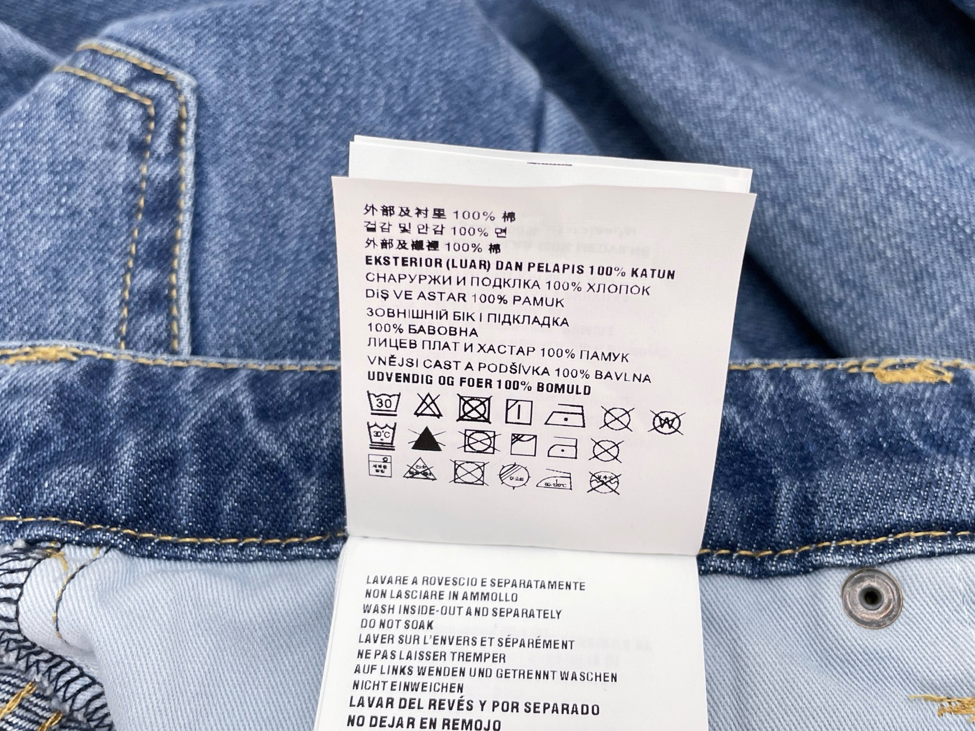 Джинсы женские в стиле Prada синего цвета с треугольным логотипом