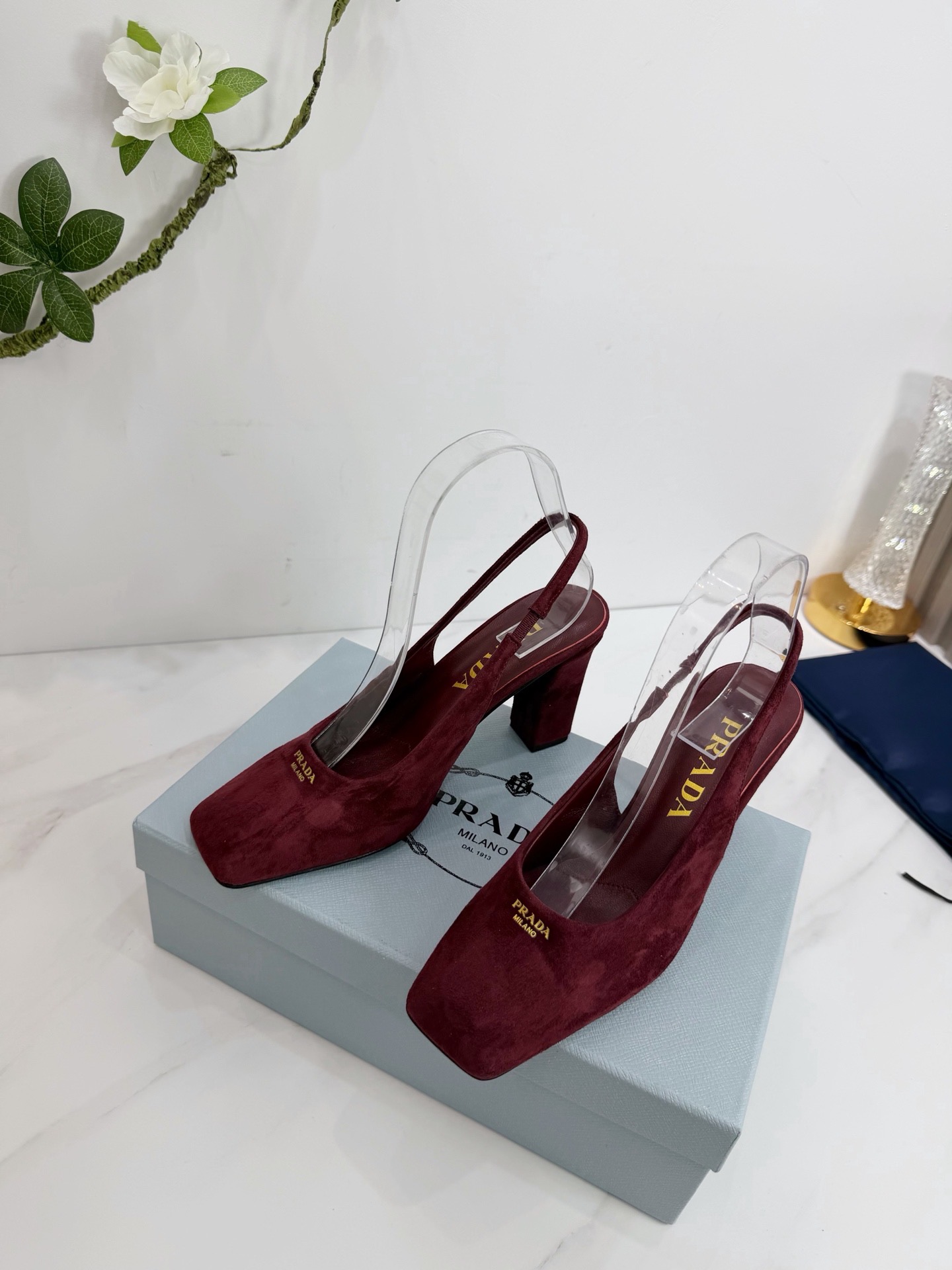 Туфли женские Prada из натуральной замши бордового цвета