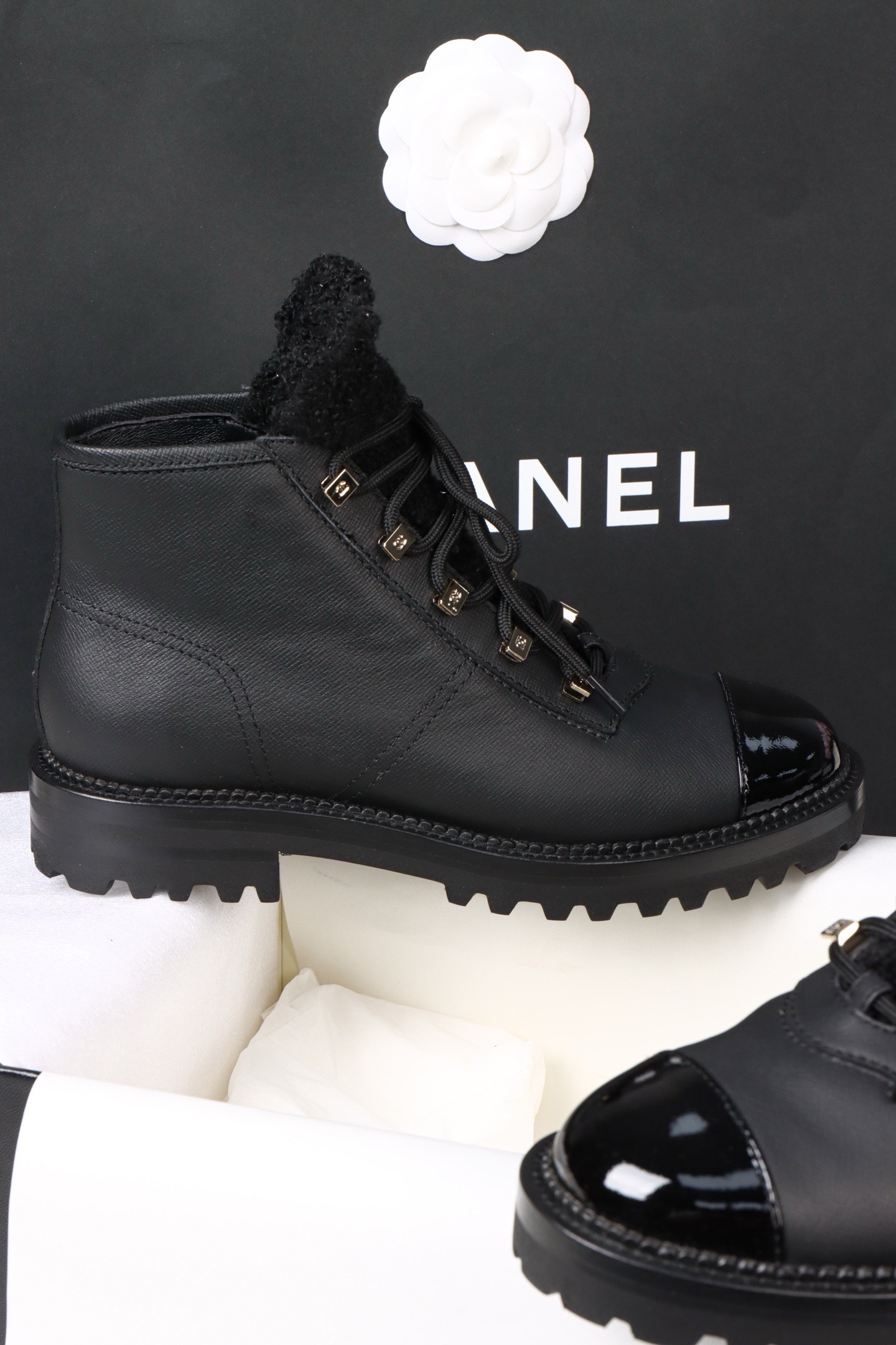 Ботинки женские Chanel чёрного цвета